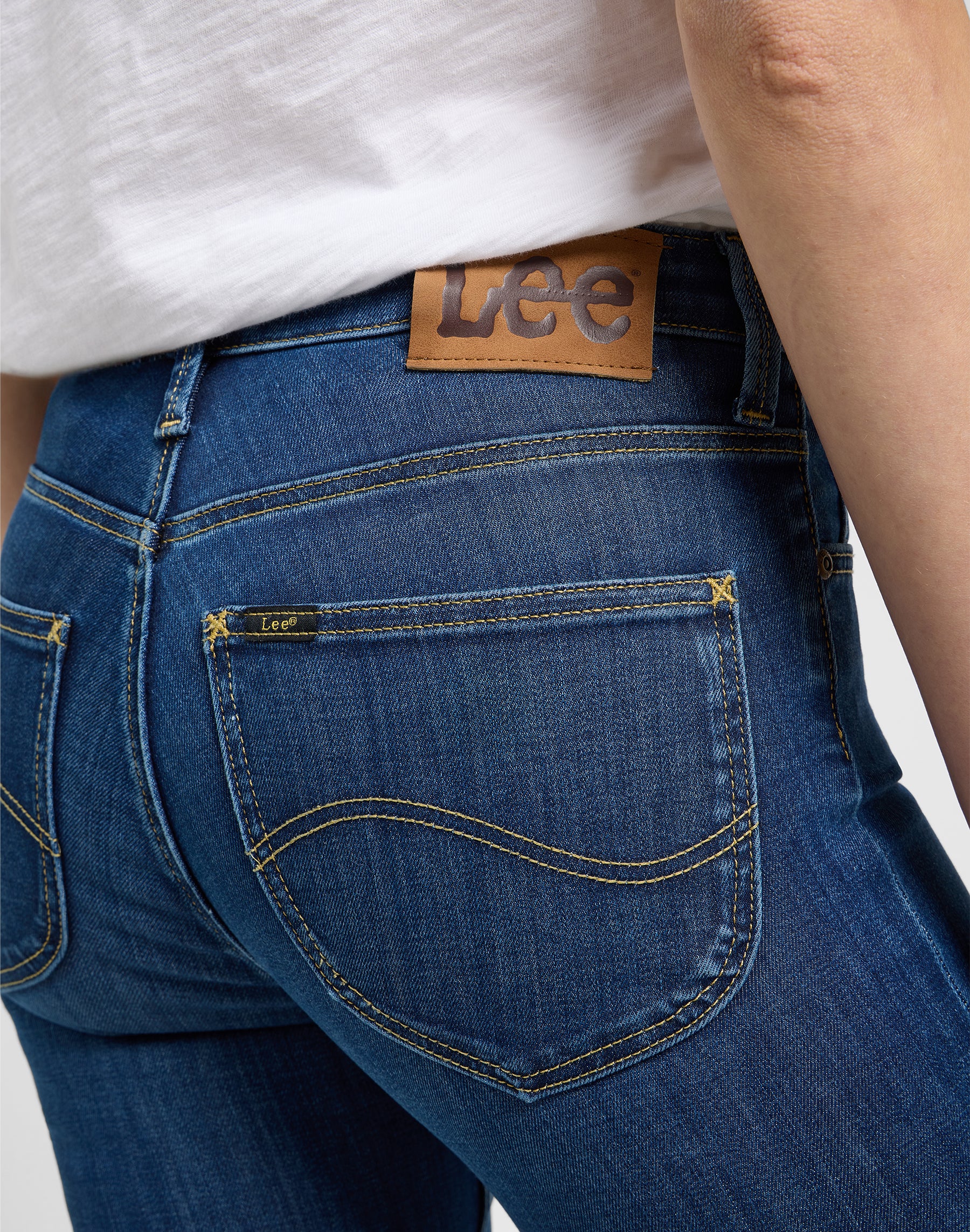 Elly in jeans Ivy Wash Lee