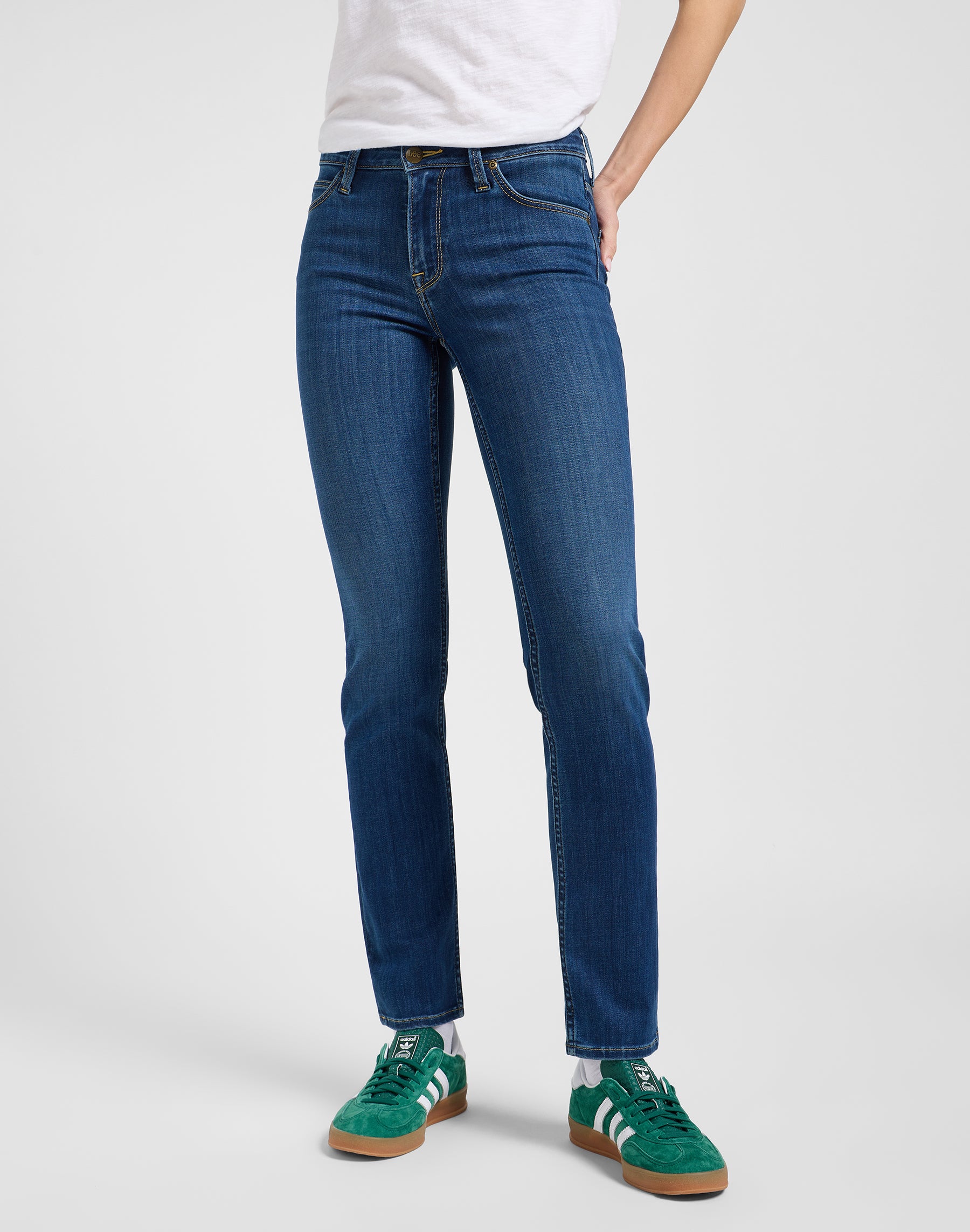 Elly in jeans Ivy Wash Lee