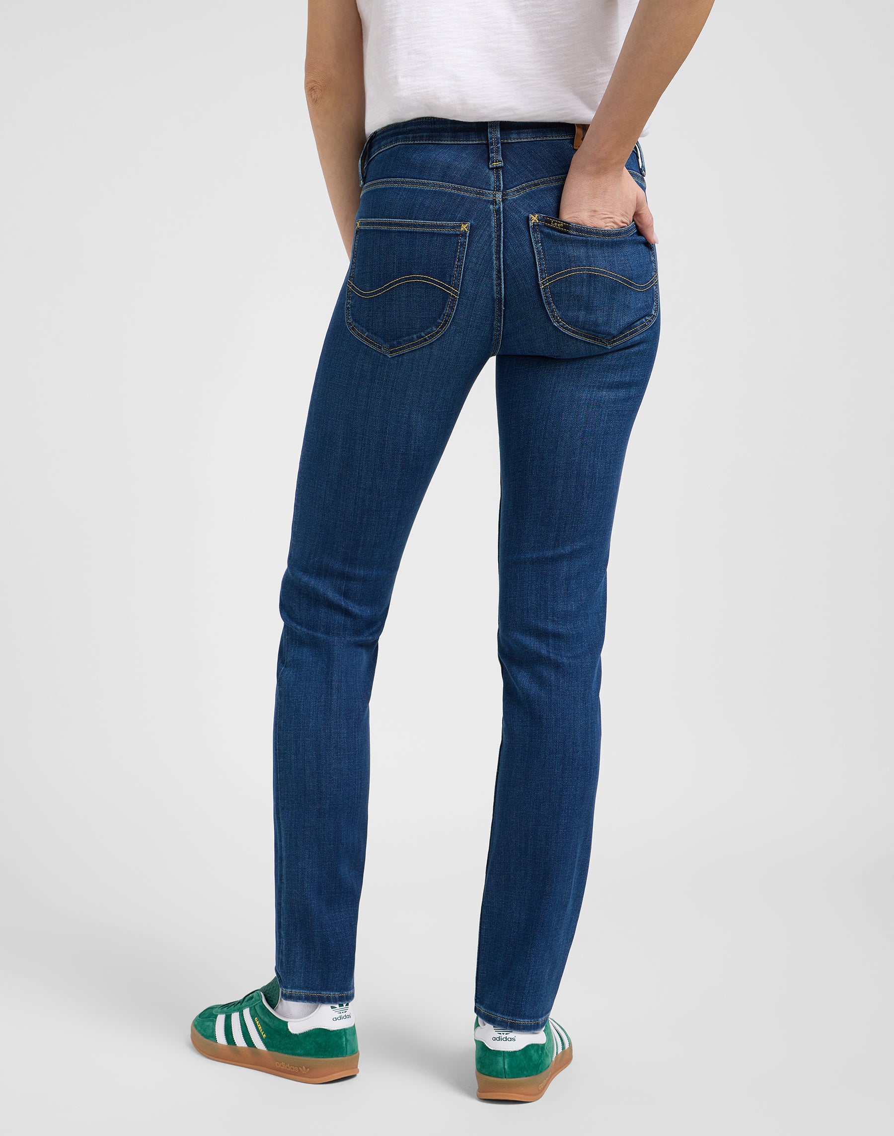 Elly in jeans Ivy Wash Lee