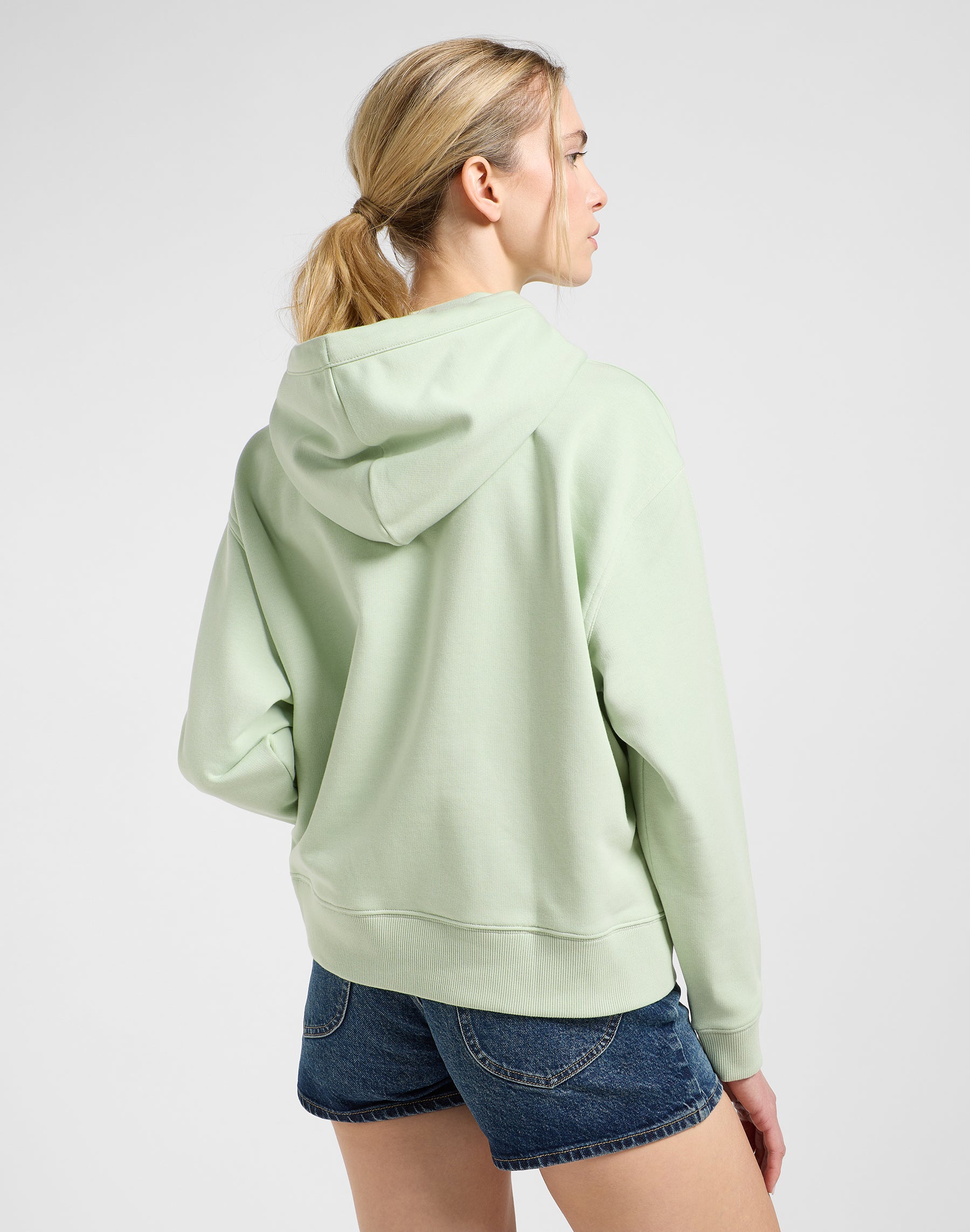 Felpa con cappuccio Essential in Soft Sage Hoodie Lee