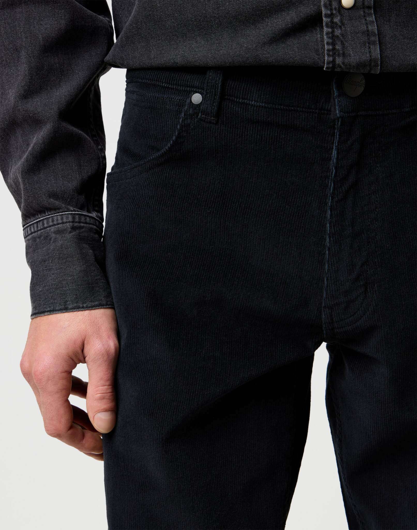 Greensboro in pantaloni neri Wrangler