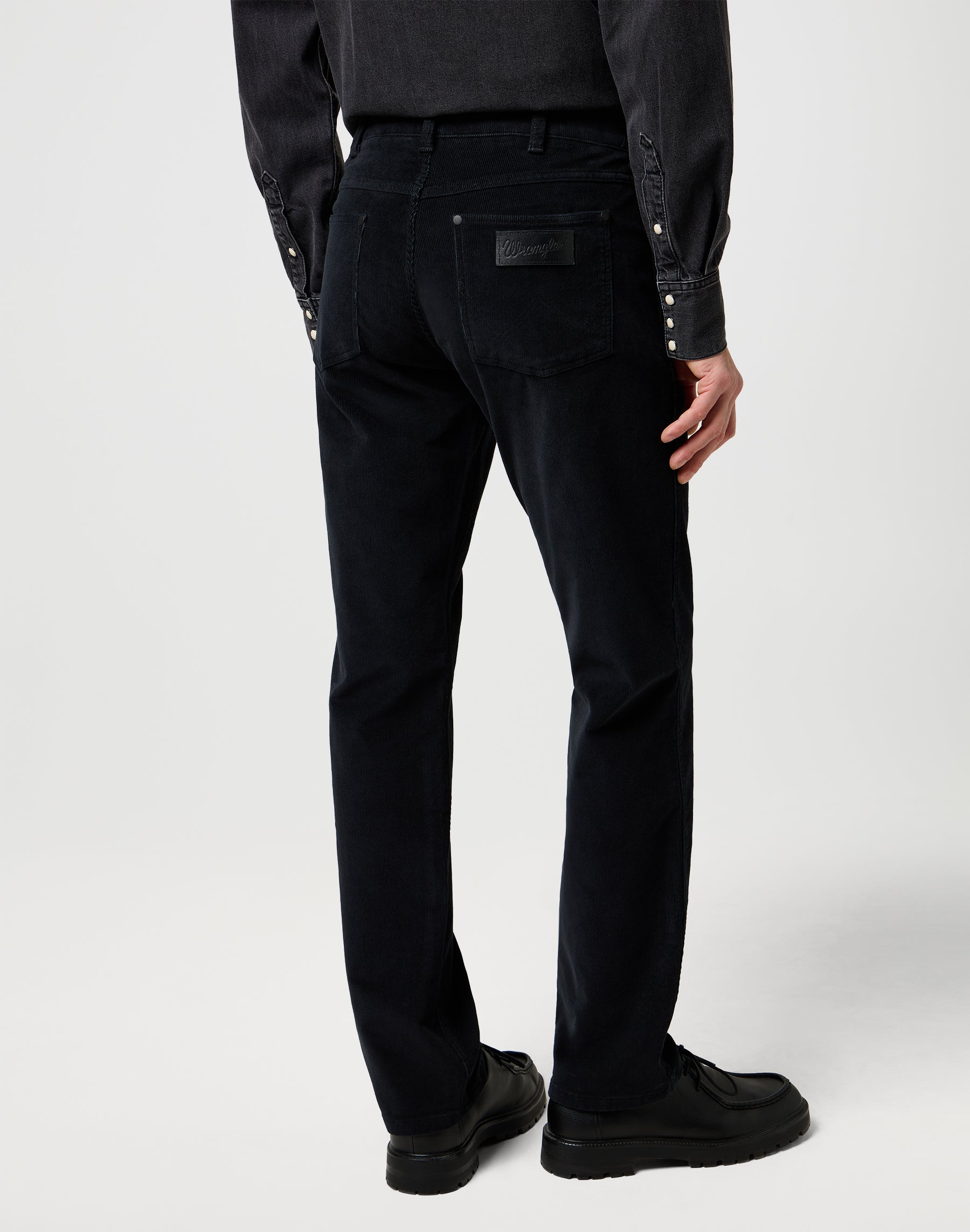 Greensboro in pantaloni neri Wrangler
