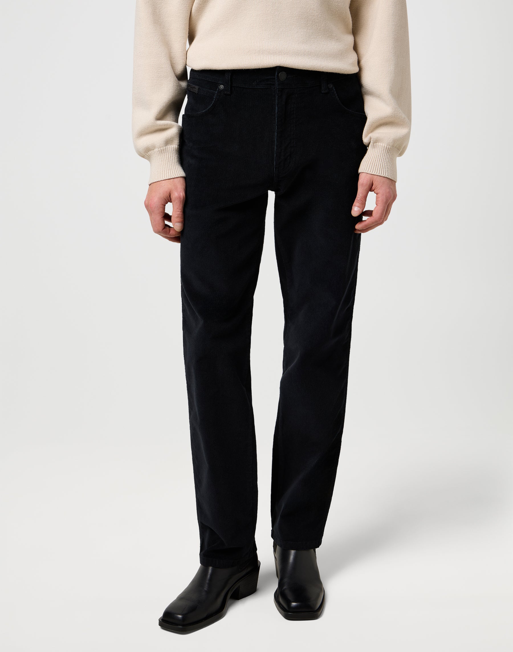 Texas in pantaloni neri Wrangler