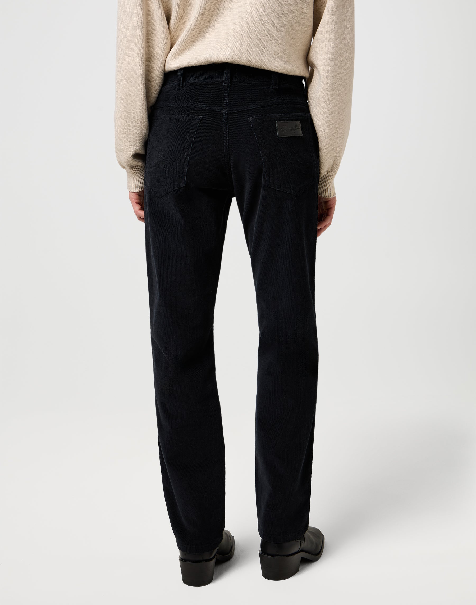 Texas in pantaloni neri Wrangler