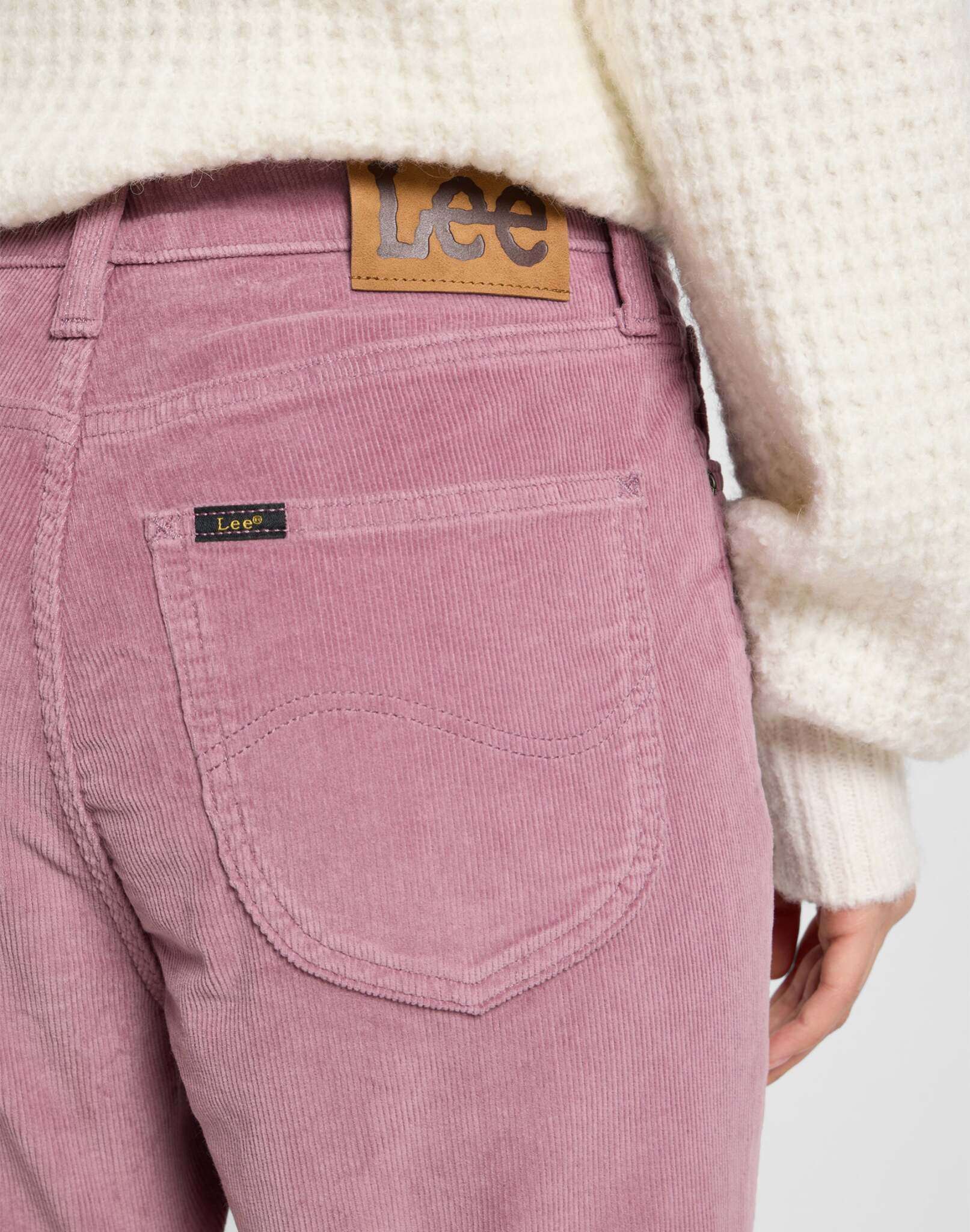 Carol in pantaloni da idraulico Lee