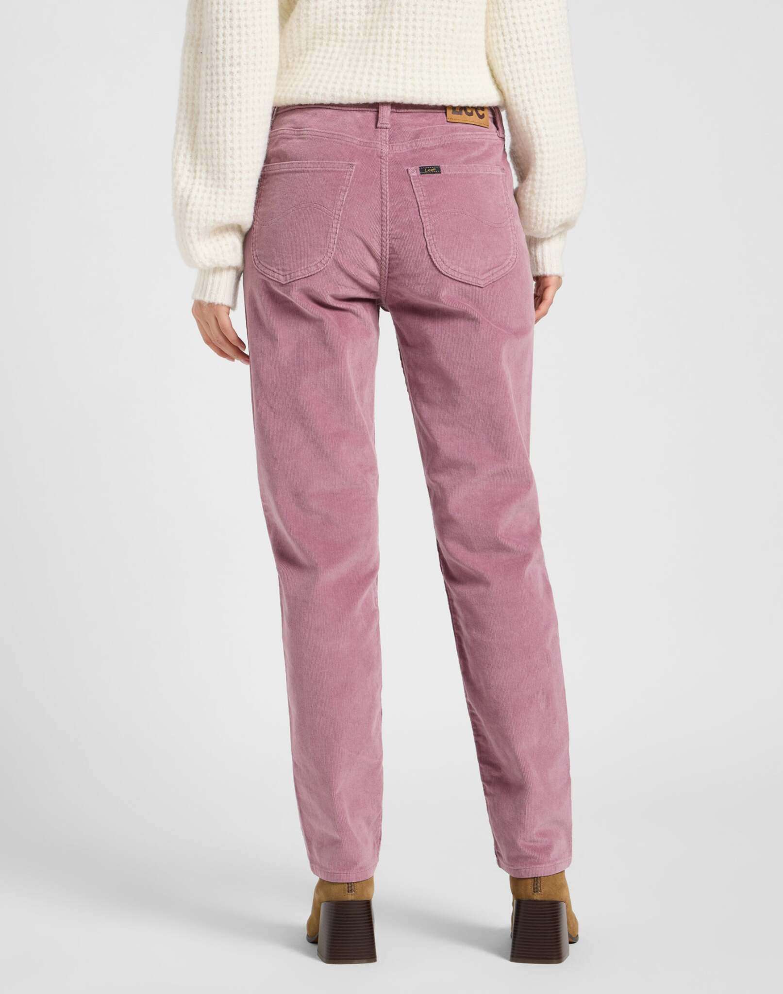 Carol in pantaloni da idraulico Lee