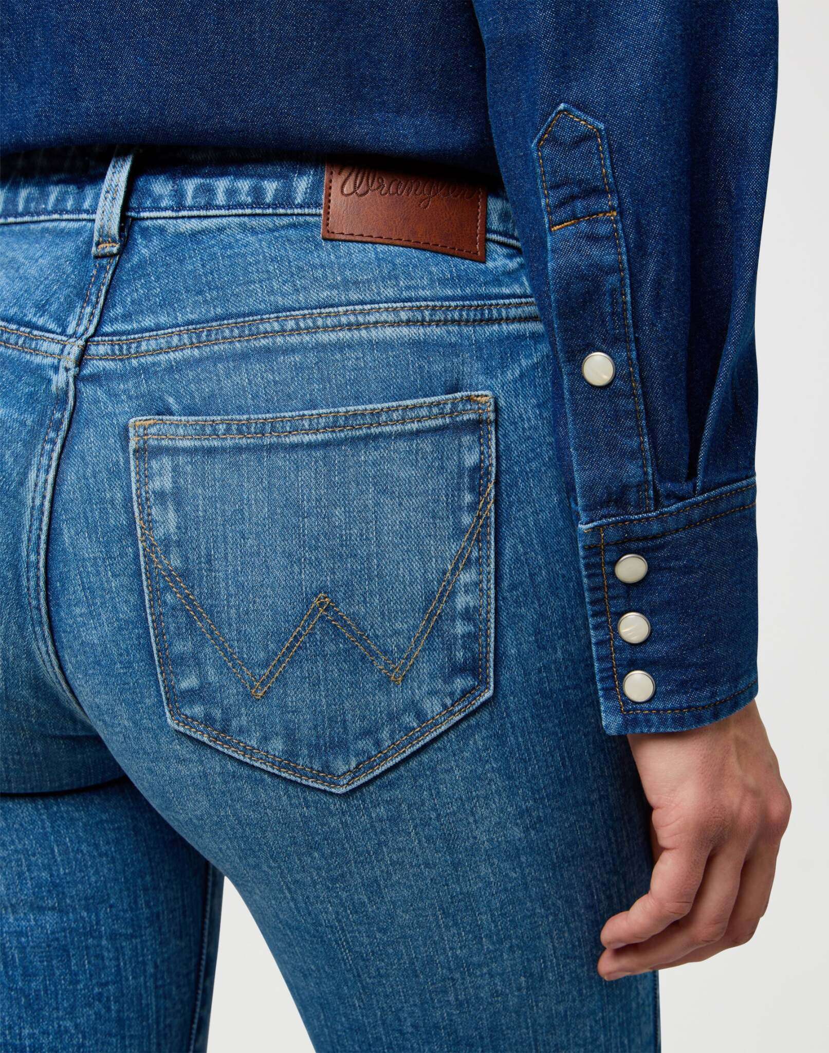 Jeans Bootcut con lavaggio rustico Wrangler