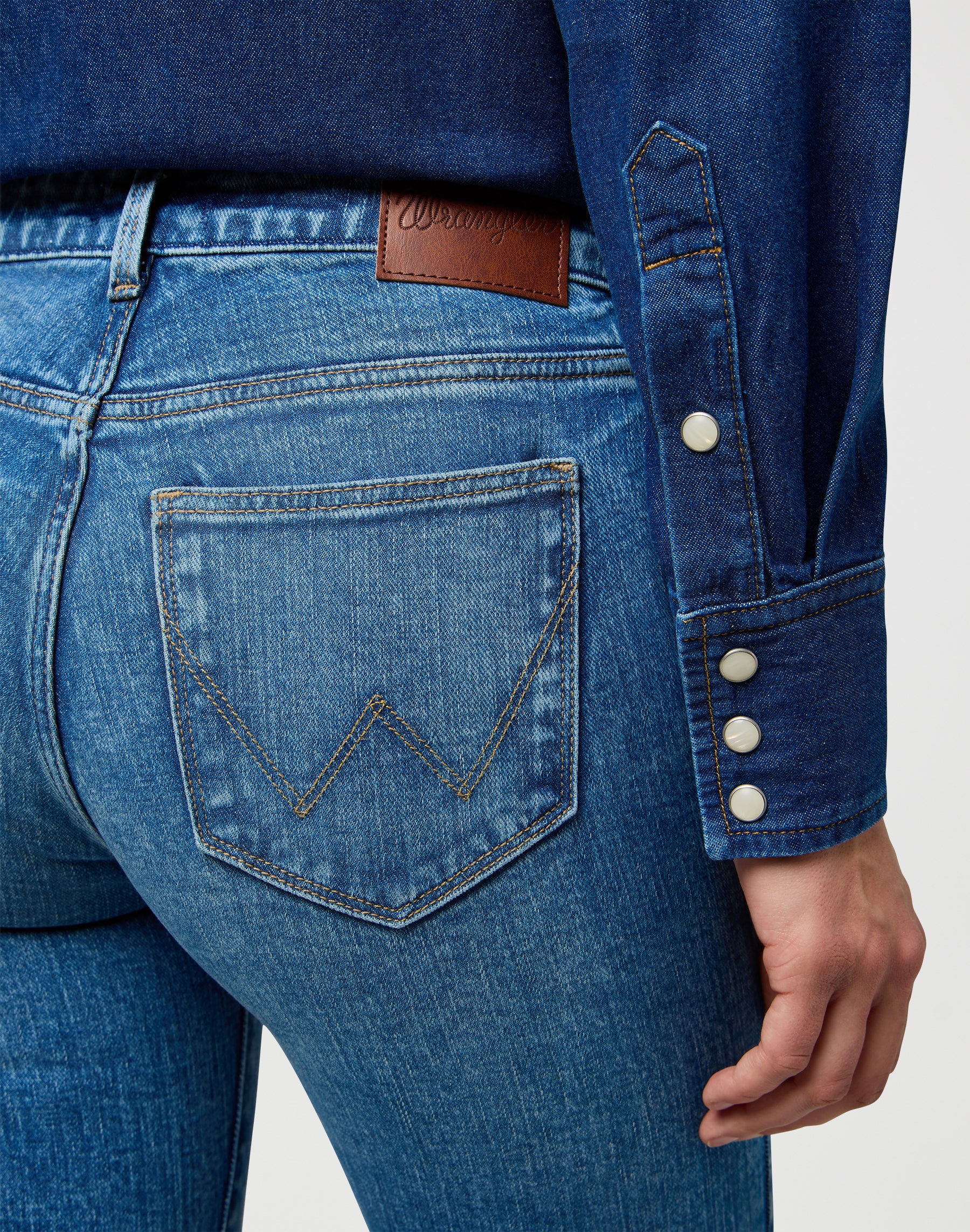 Jeans Bootcut con lavaggio rustico Wrangler