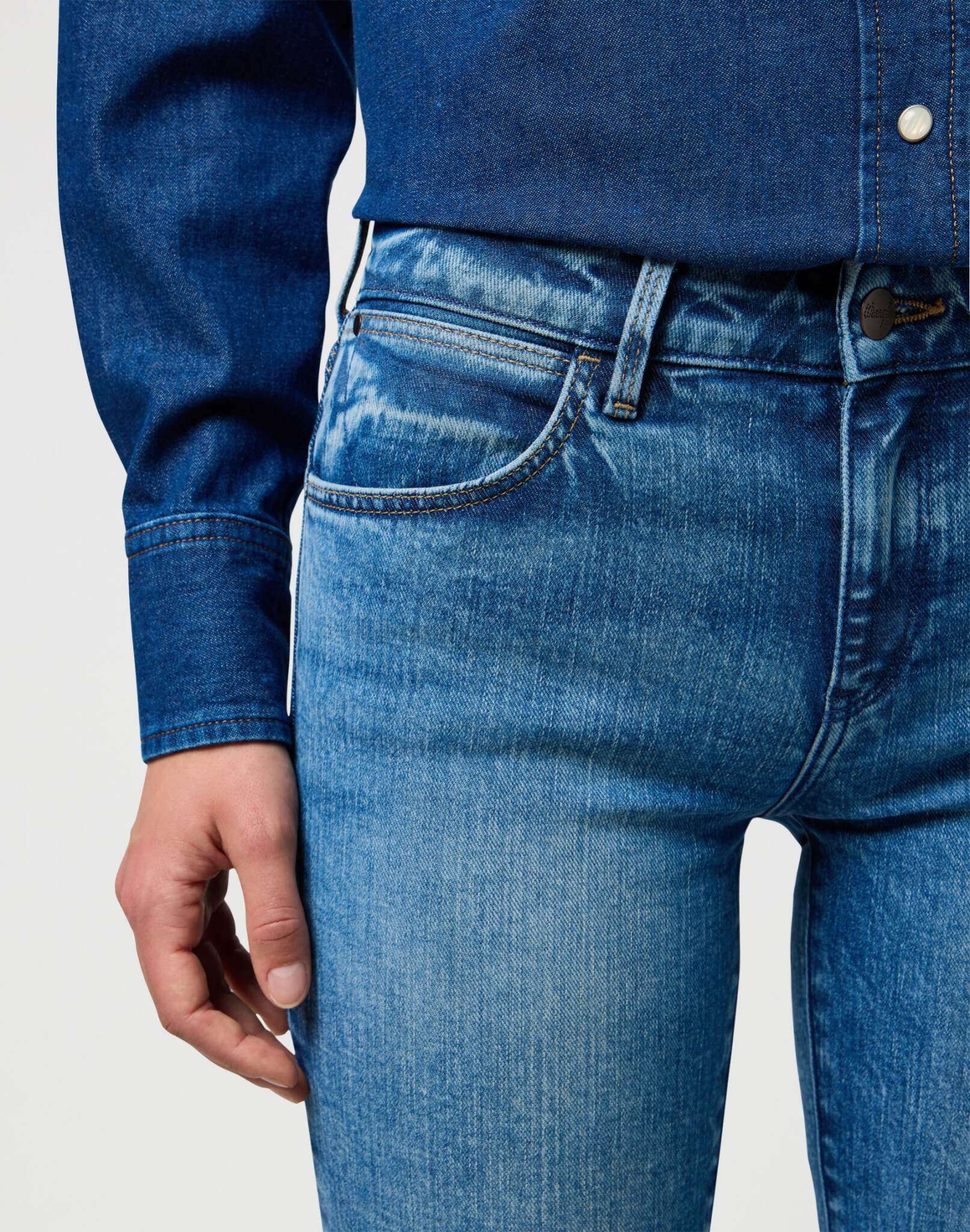 Jeans Bootcut con lavaggio rustico Wrangler