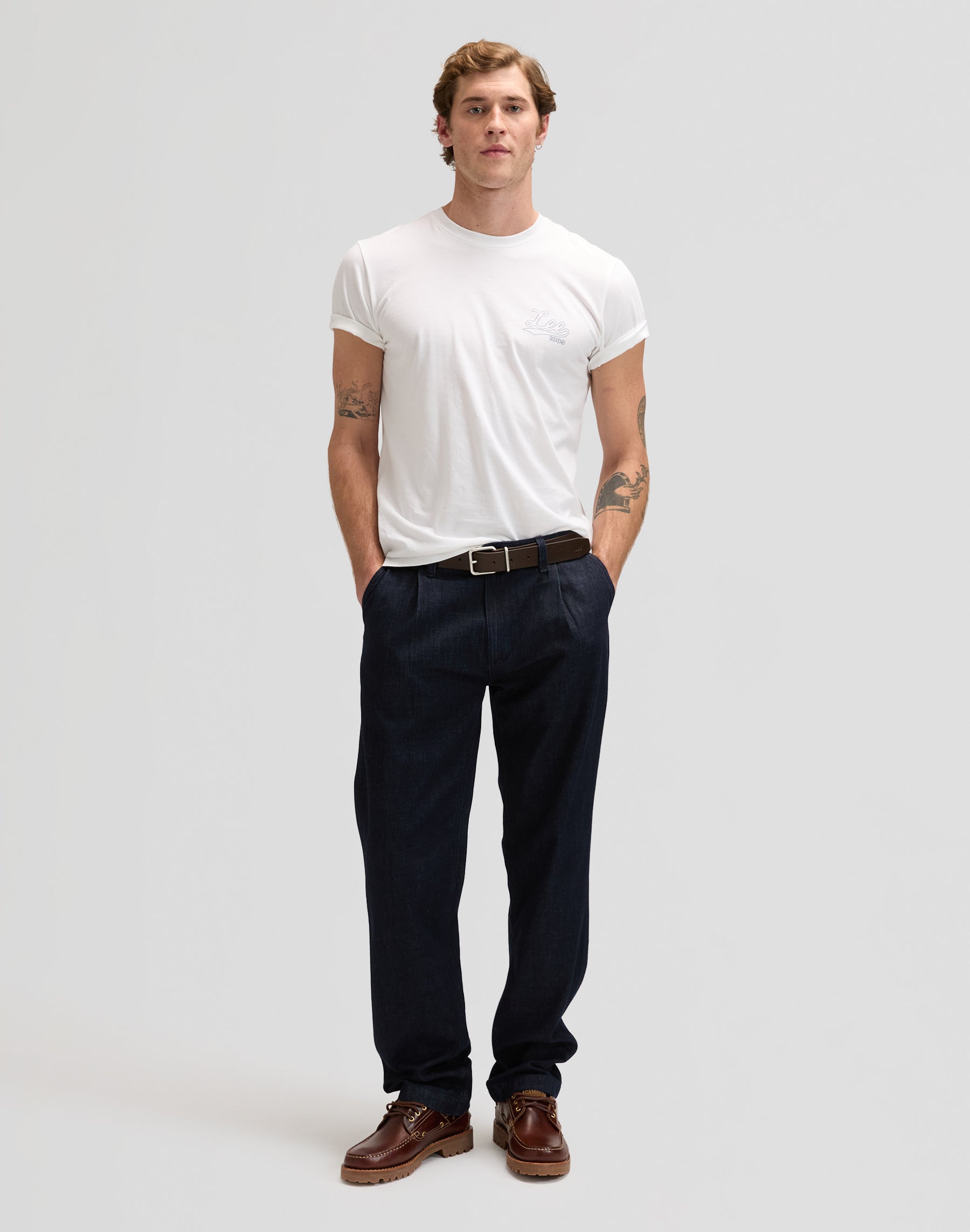 Pantaloni chino pieghettati in rinse