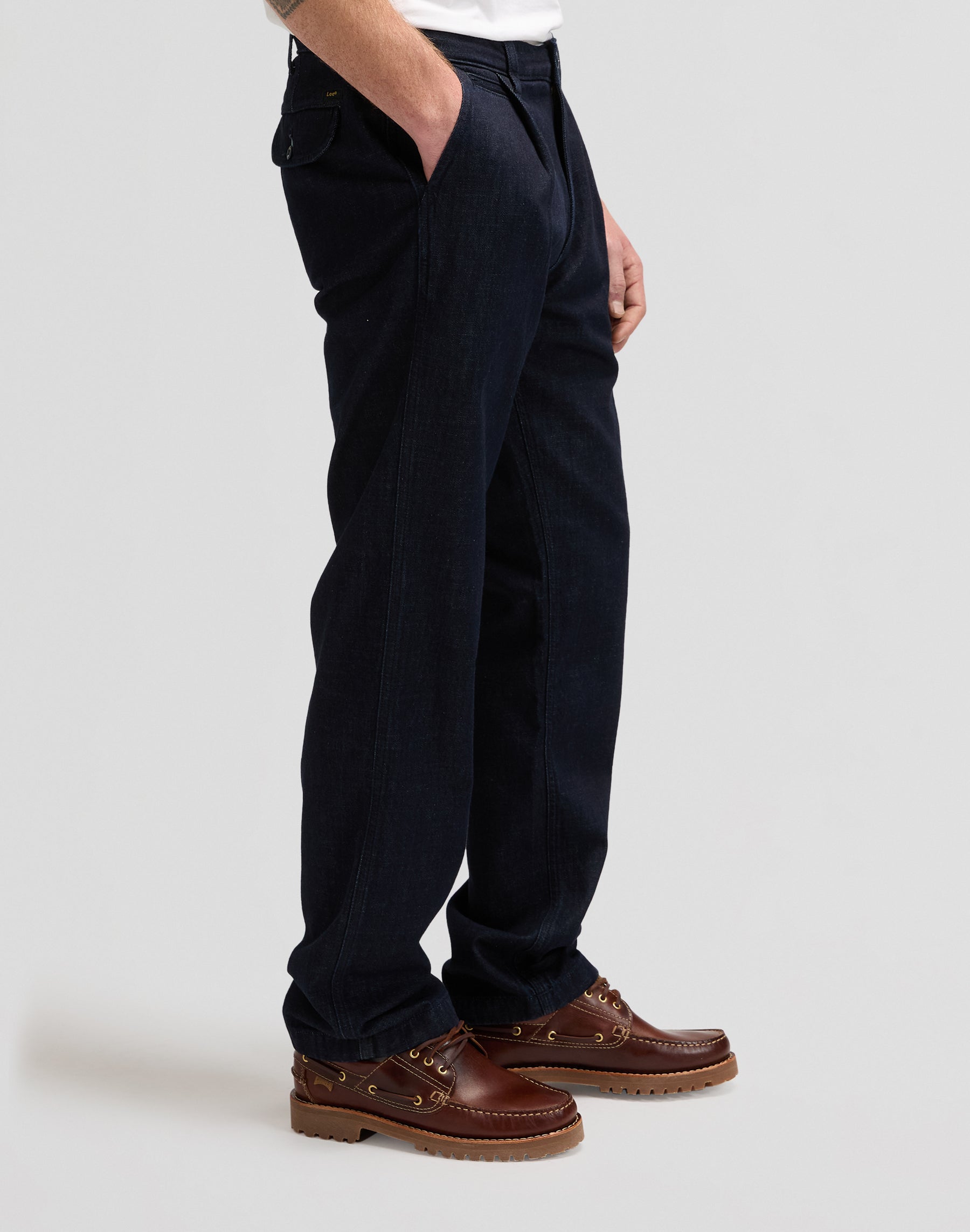 Pantaloni chino pieghettati in rinse