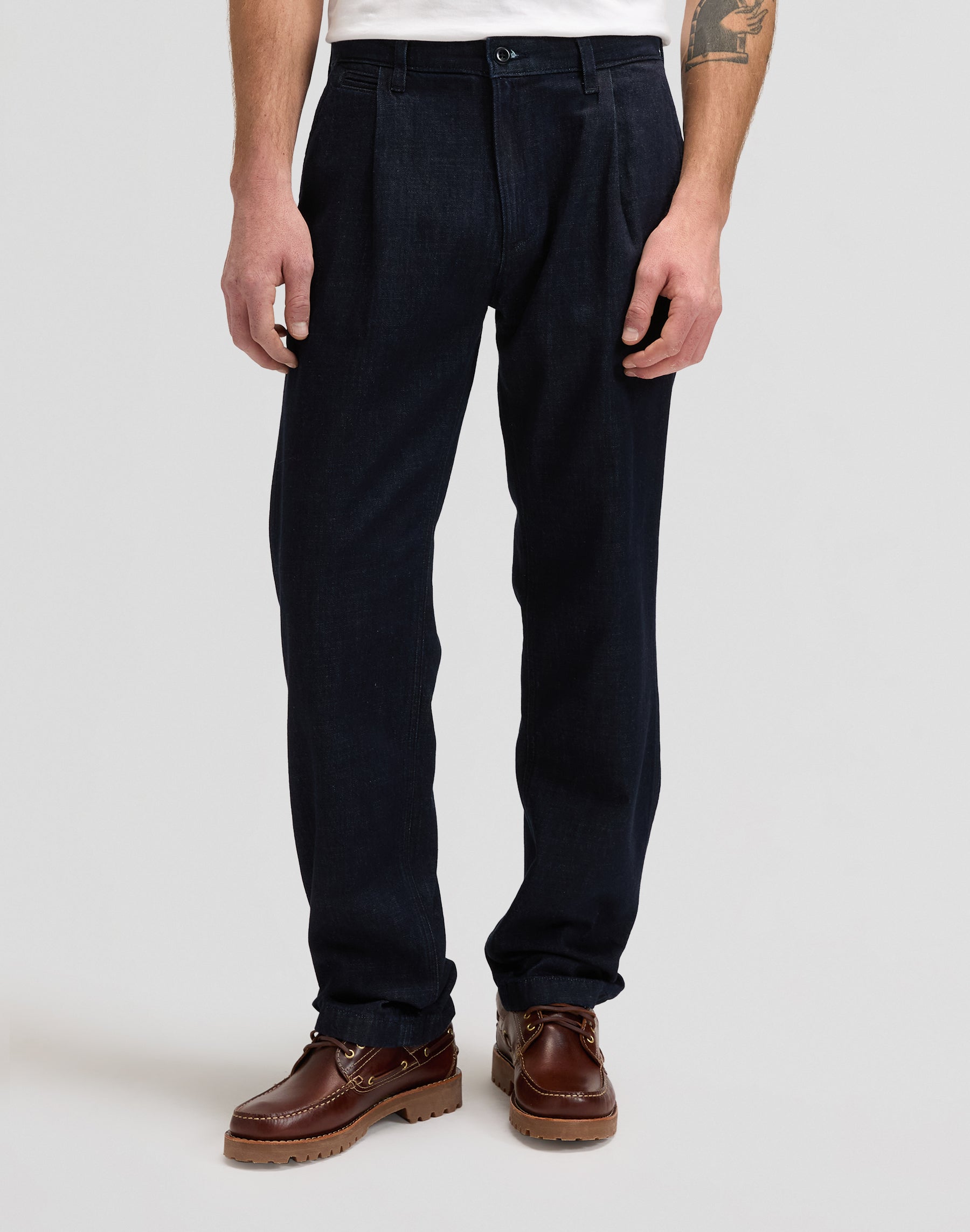 Pantaloni chino pieghettati in rinse