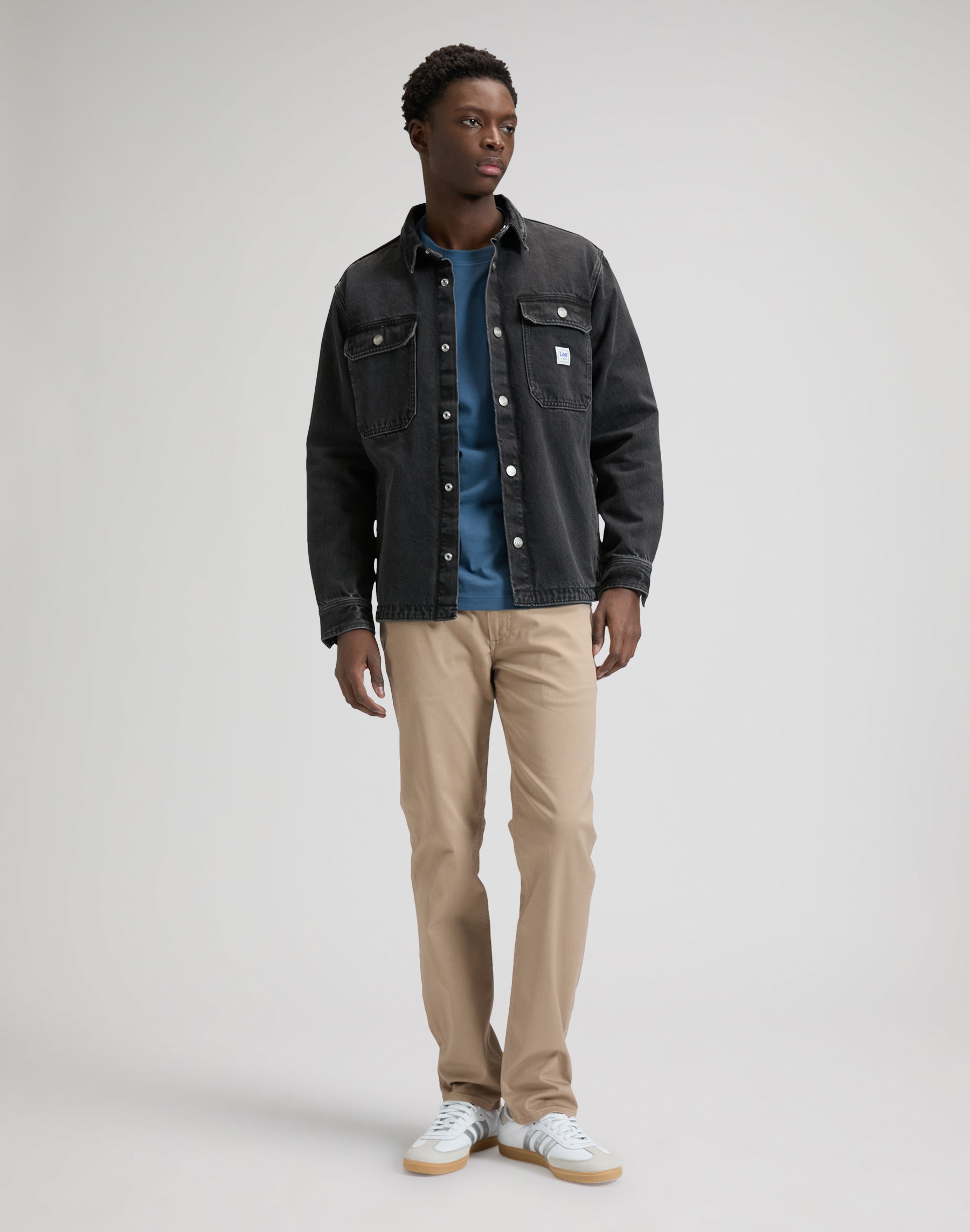 Maglietta con logo piccolo in blu accademia