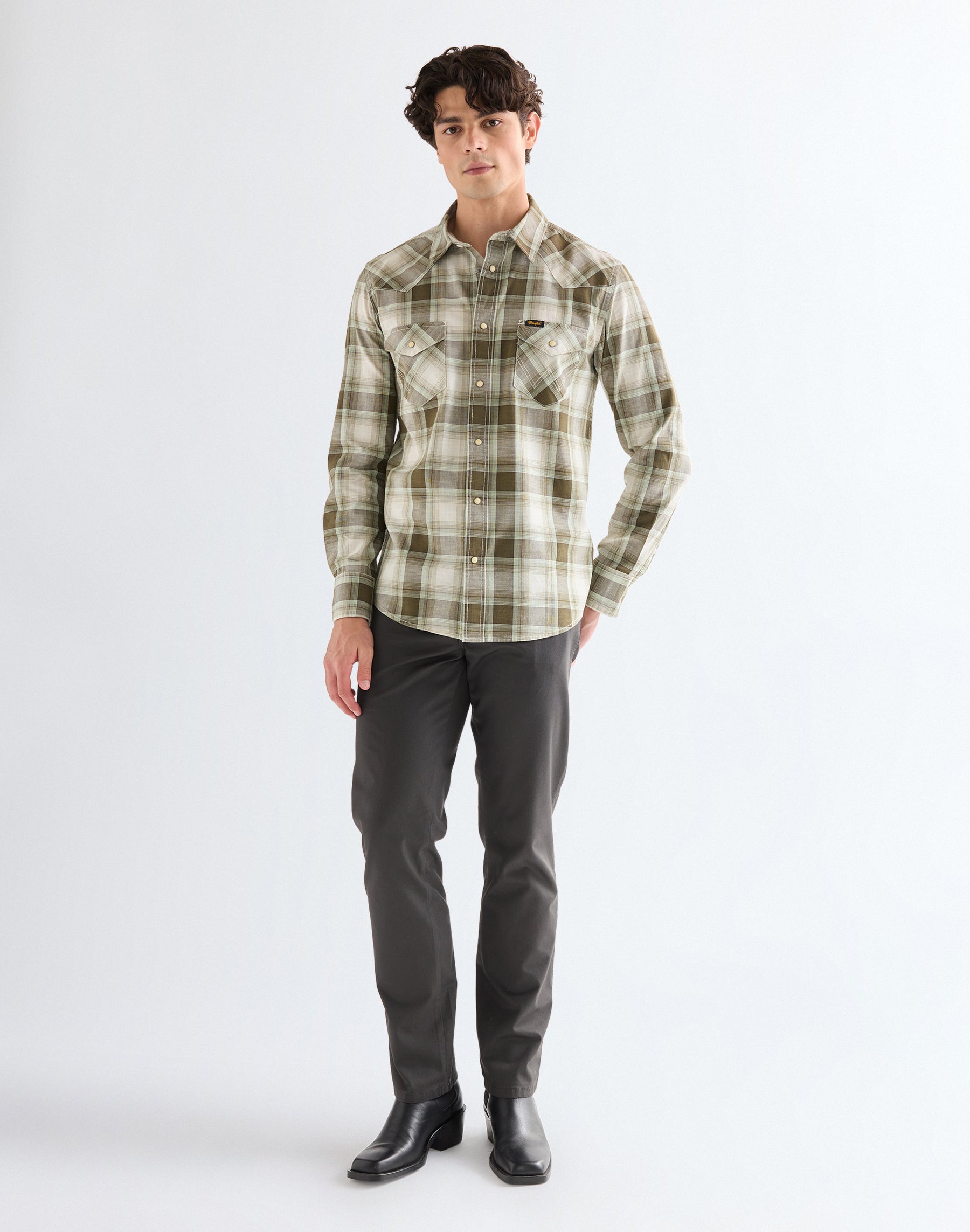 Texas in pantaloni neri sbiaditi Wrangler