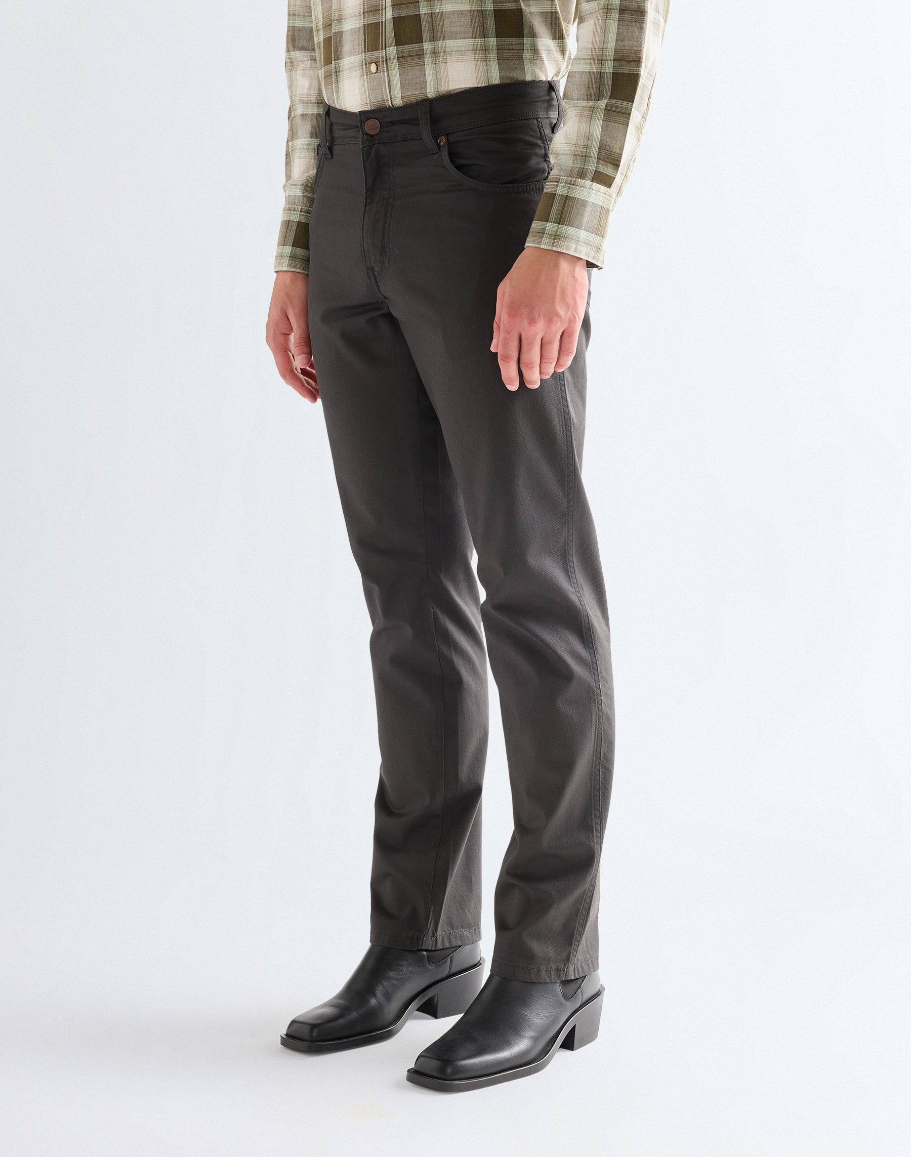 Texas in pantaloni neri sbiaditi Wrangler