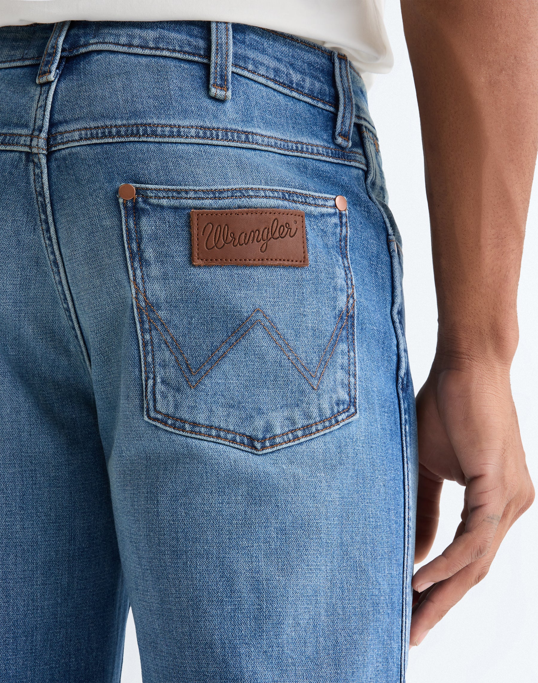 Jeans Loose Boot in blu porto Wrangler