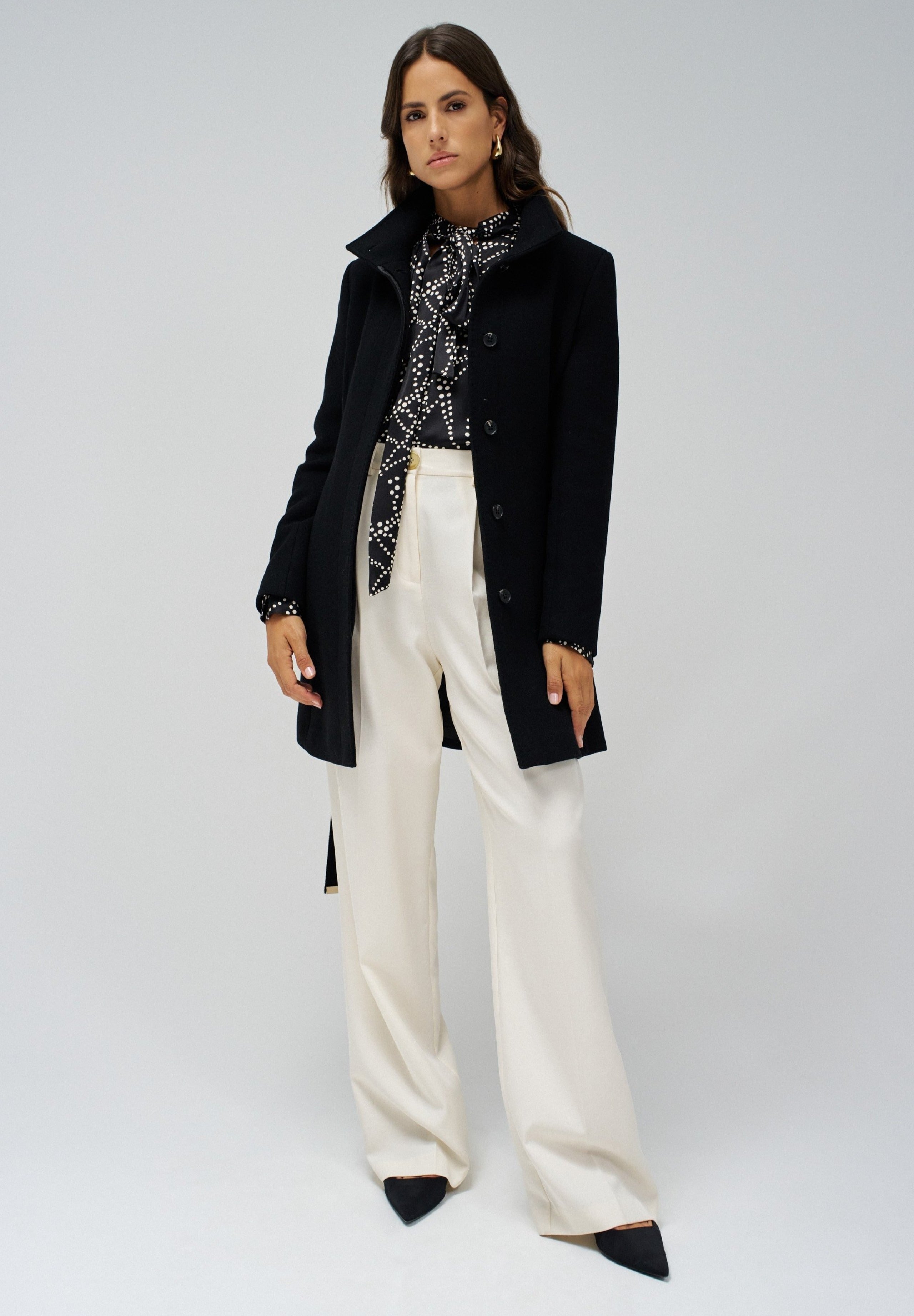 Il cappotto di lana rivisitato nelle giacche nere Salsa Jeans