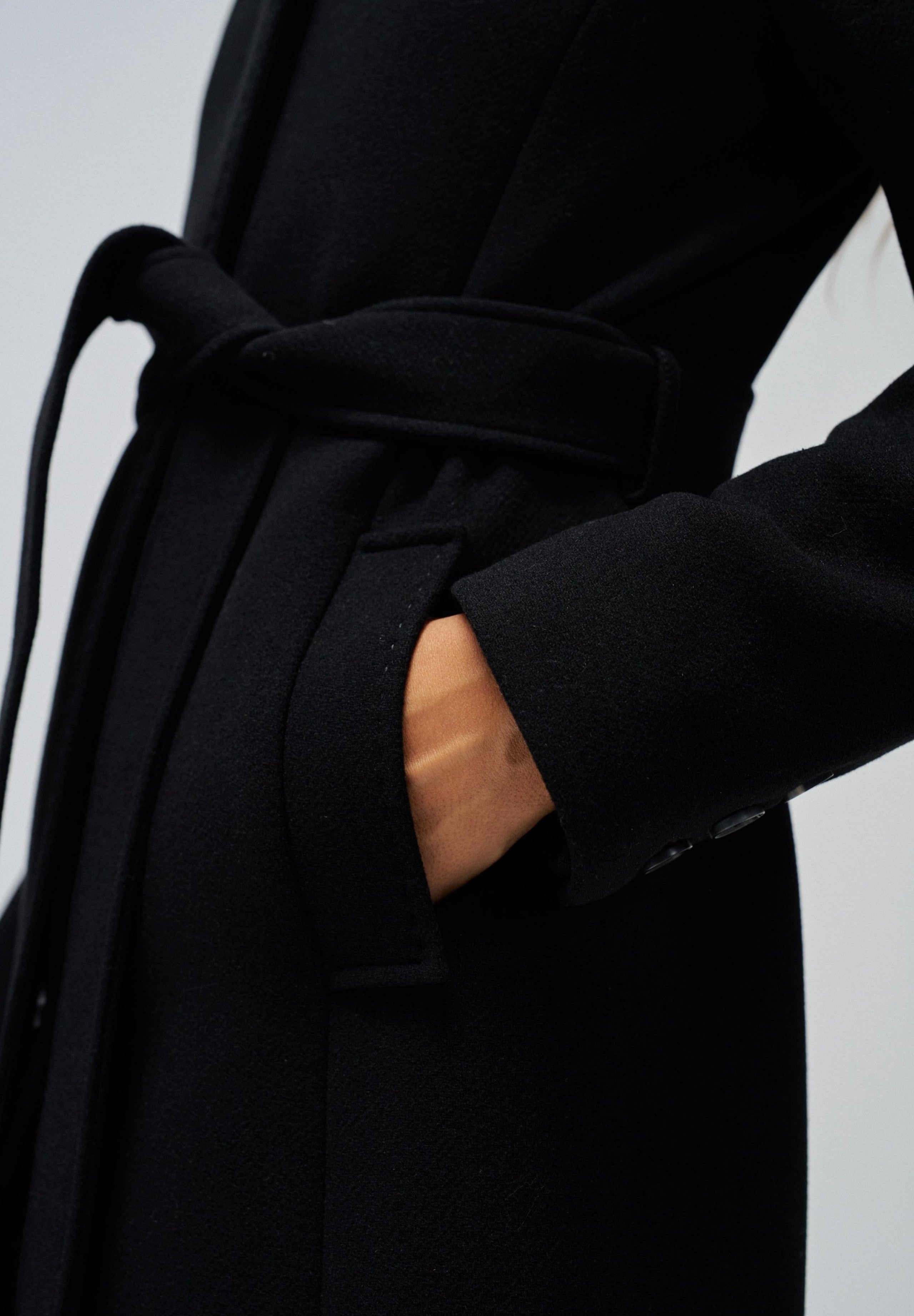 Il cappotto di lana rivisitato nelle giacche nere Salsa Jeans