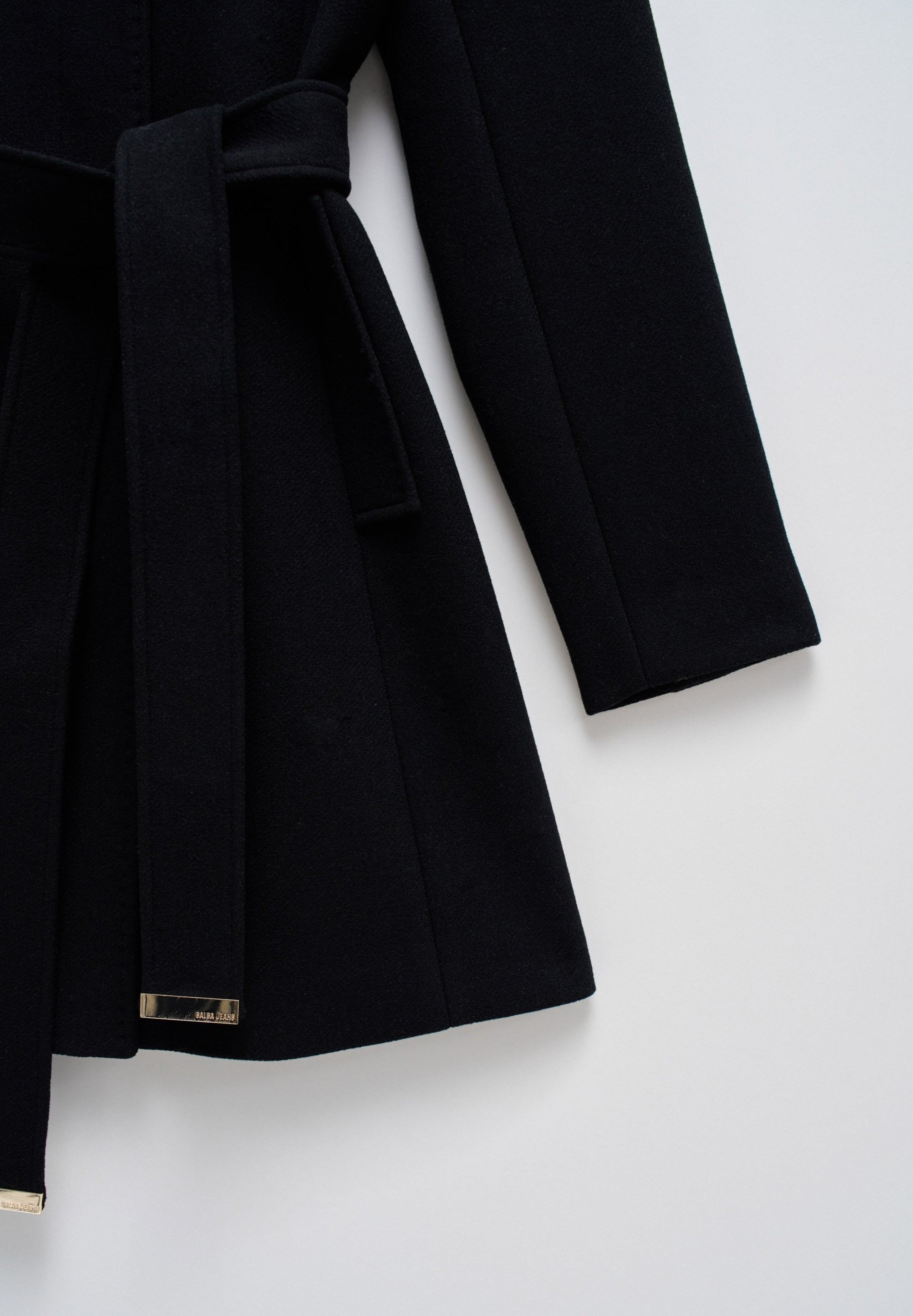 Il cappotto di lana rivisitato nelle giacche nere Salsa Jeans
