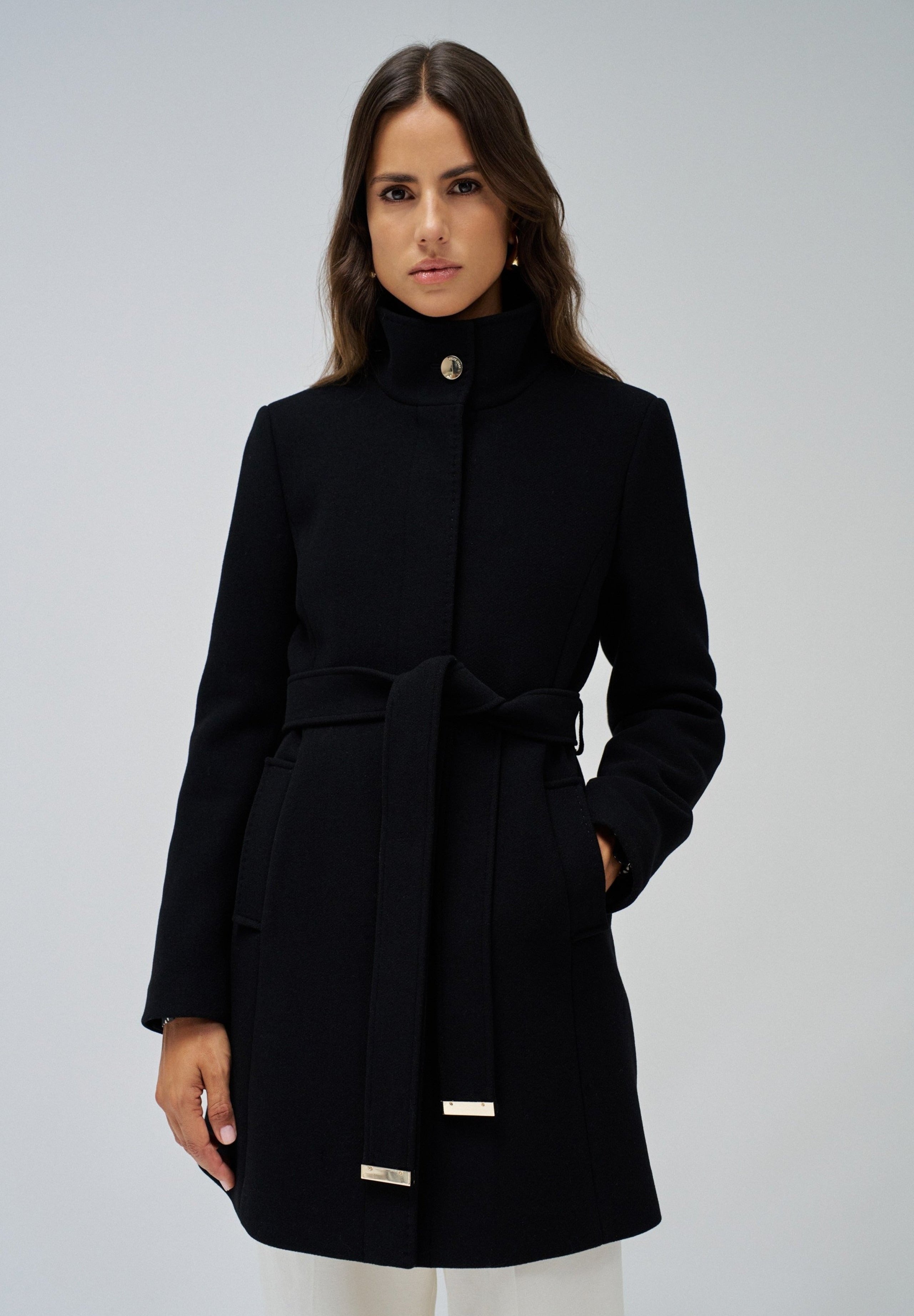 Il cappotto di lana rivisitato nelle giacche nere Salsa Jeans