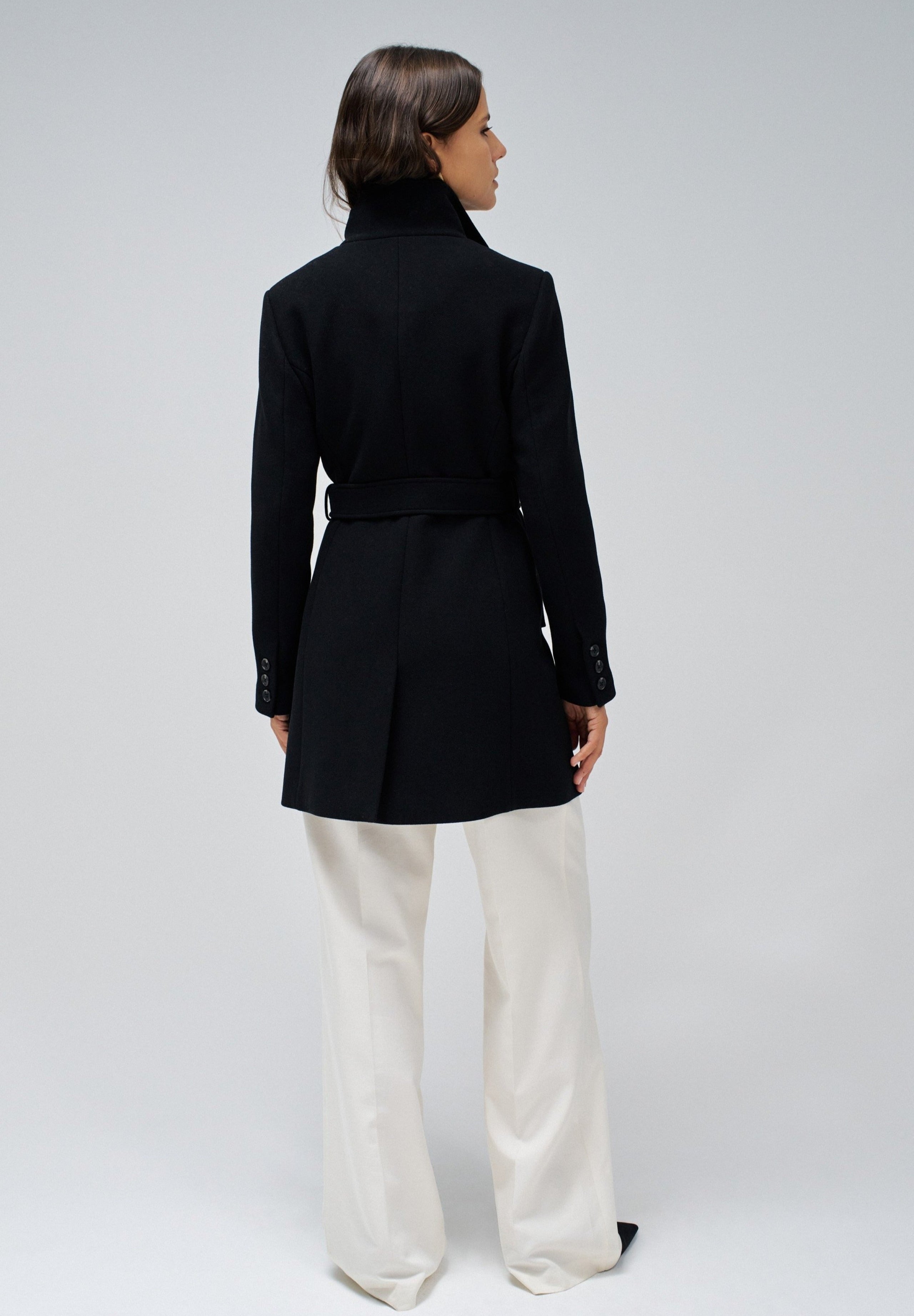 Il cappotto di lana rivisitato nelle giacche nere Salsa Jeans