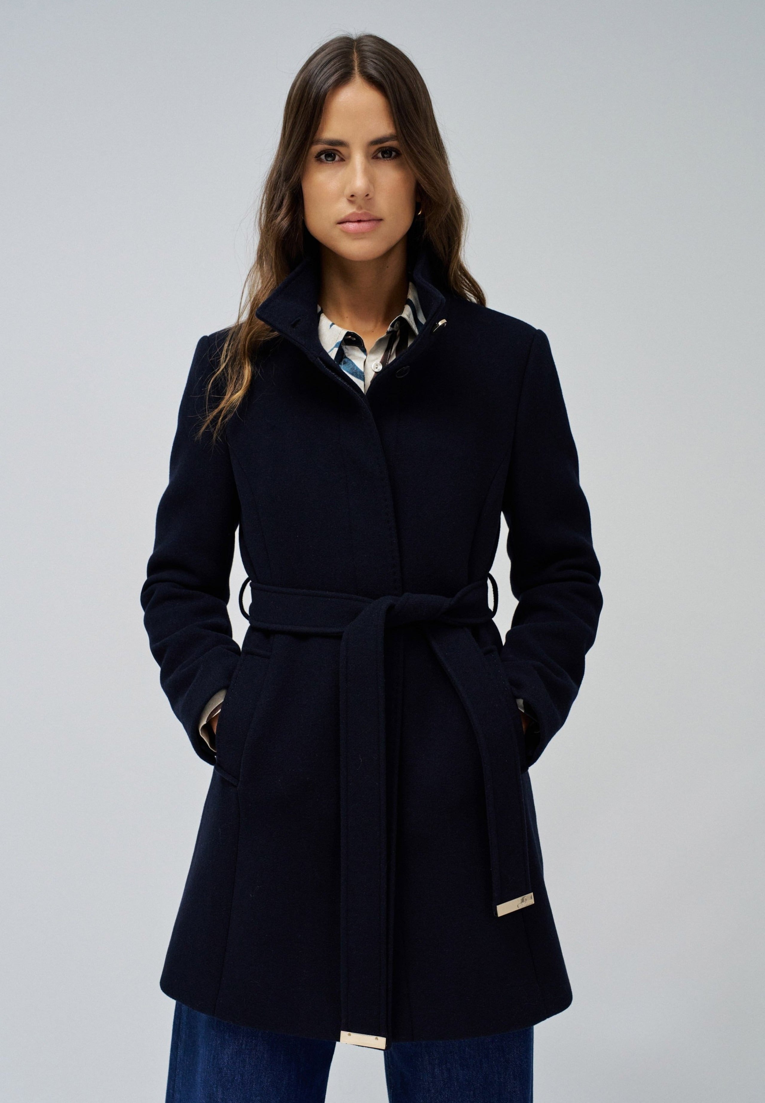 Il cappotto di lana rivisitato in giacche blu scuro Salsa Jeans