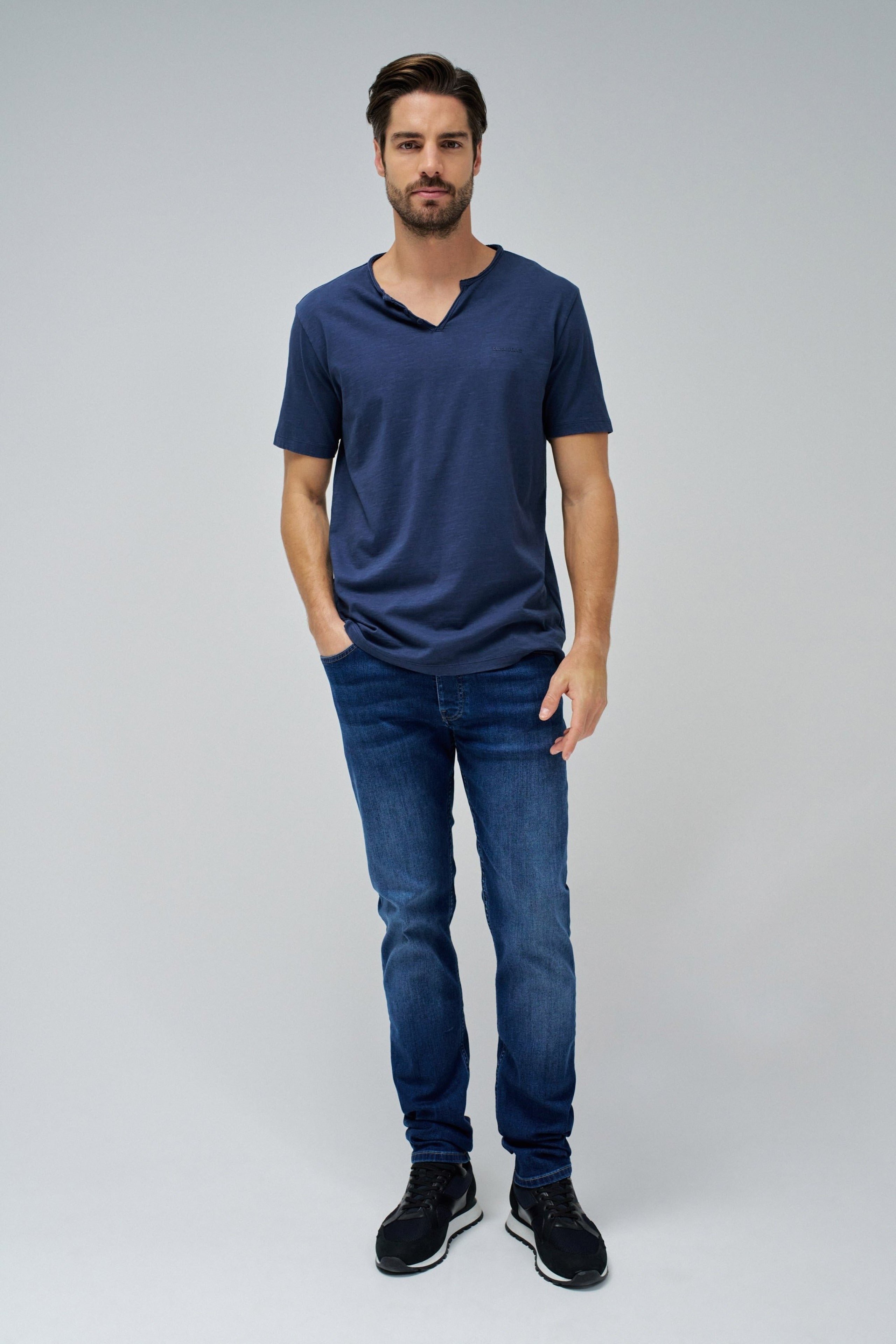 T-shirt basic con scollo a V in blu scuro
