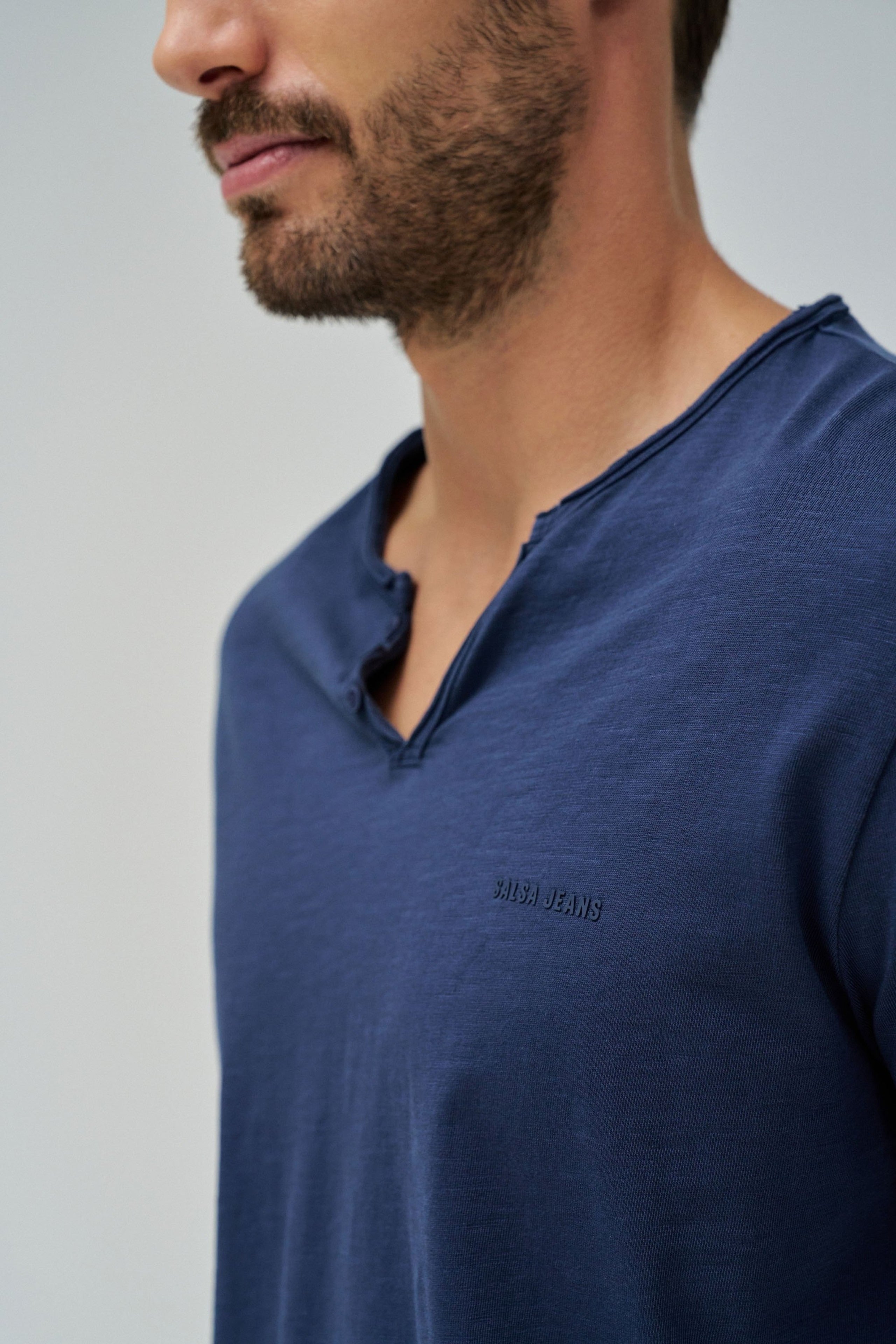 T-shirt basic con scollo a V in blu scuro