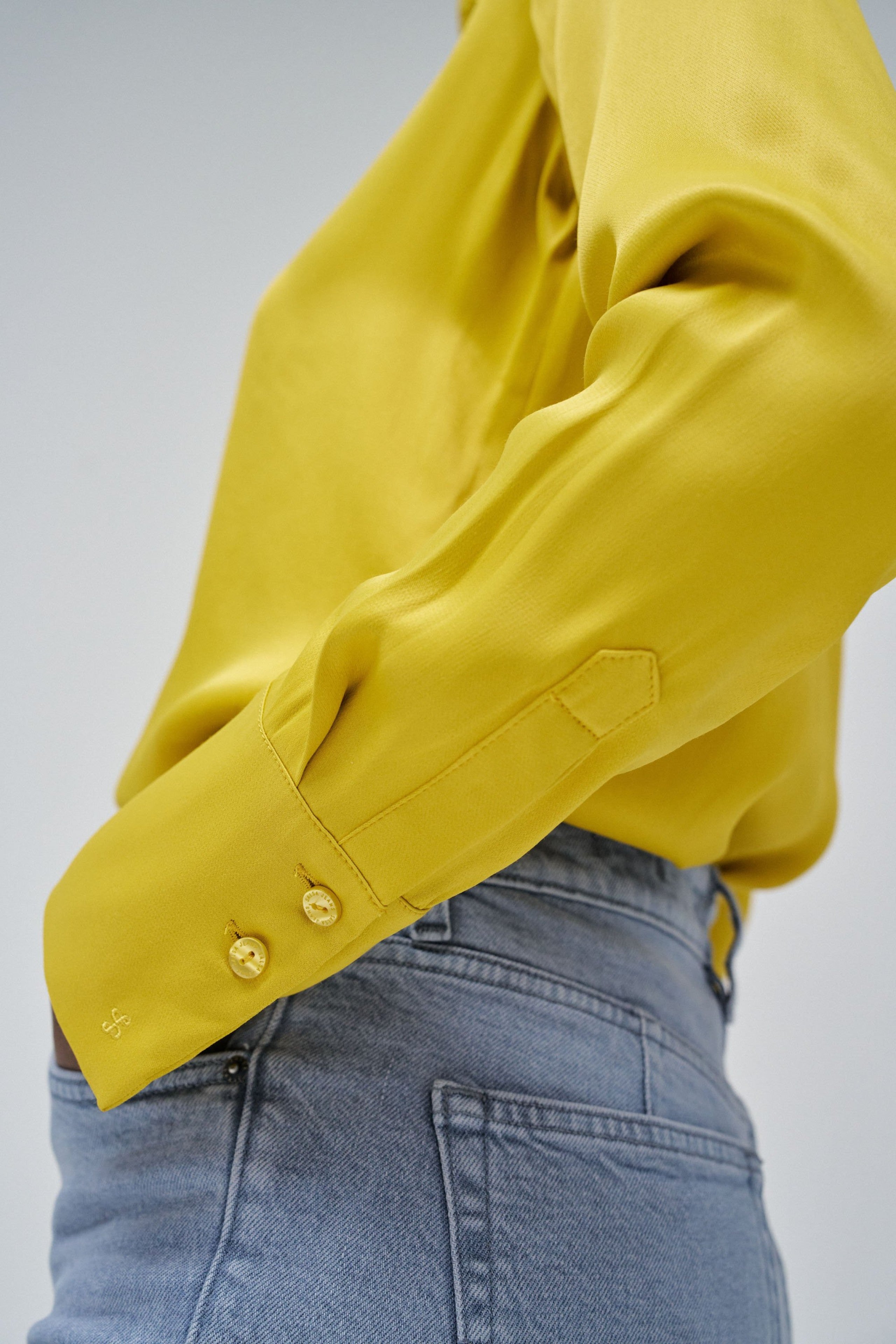 Camicia basic in raso con dettaglio dell'abbottonatura in camicie giallo chiaro Salsa Jeans   