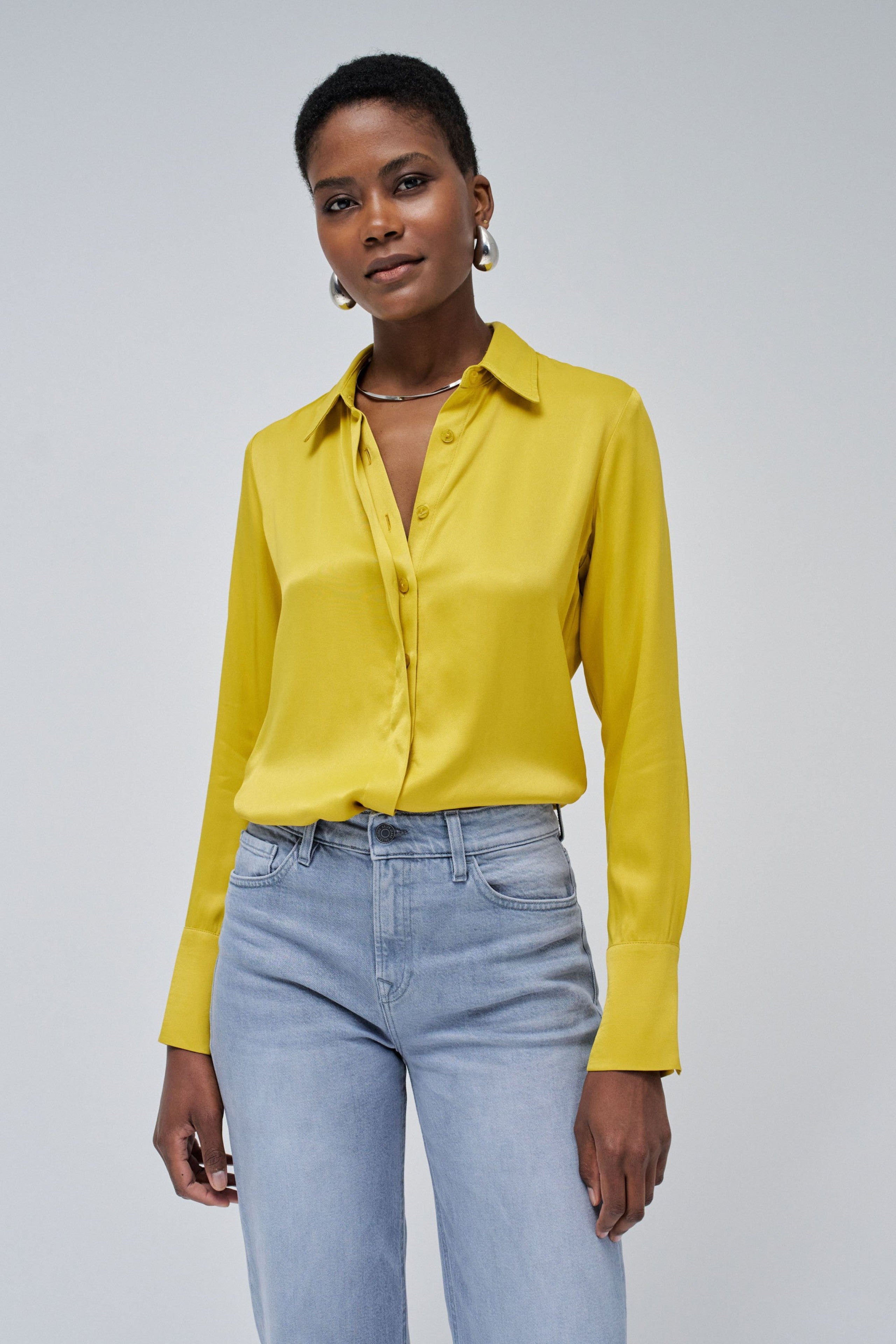 Camicia basic in raso con dettaglio dell'abbottonatura in camicie giallo chiaro Salsa Jeans   