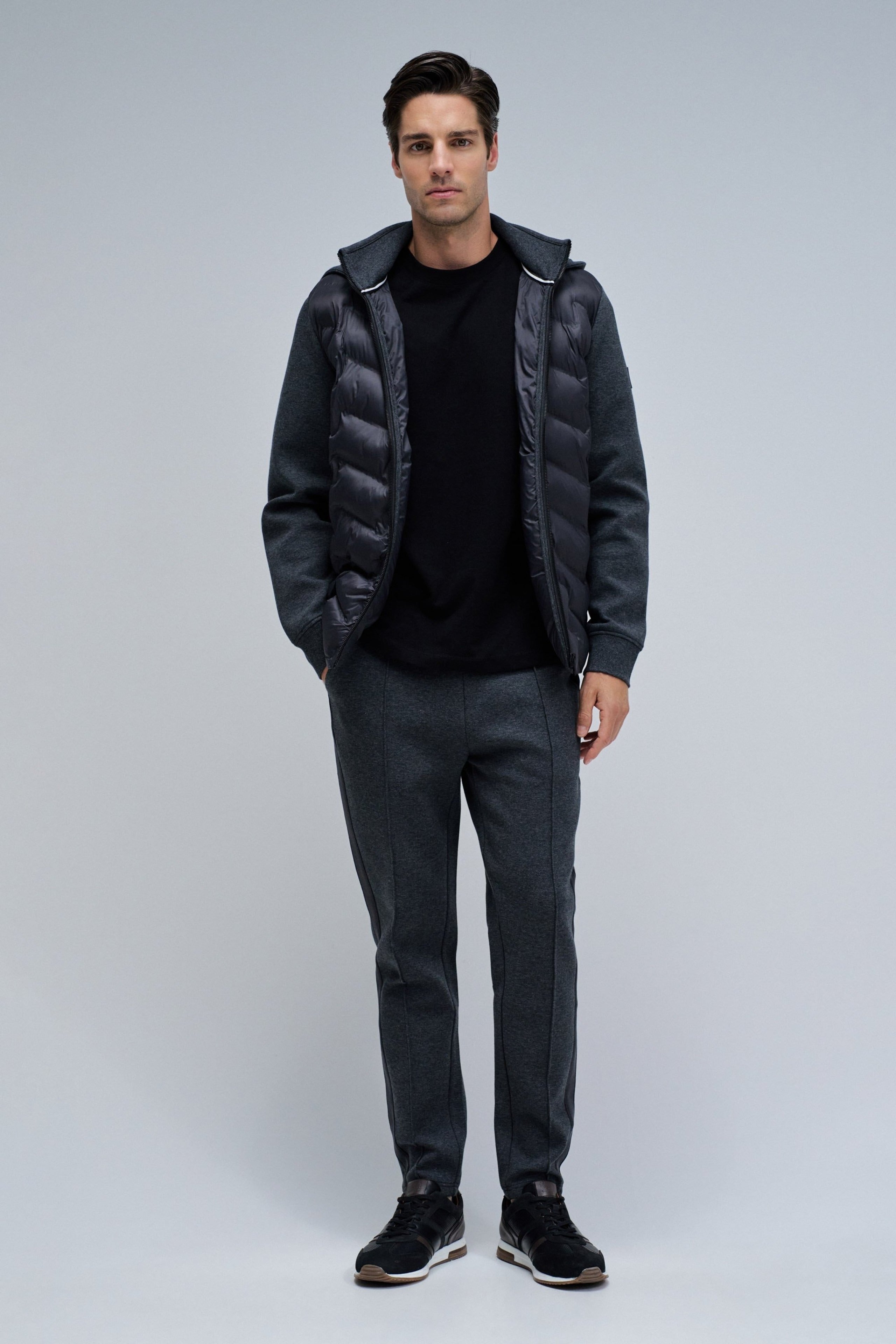 Maglia imbottita con zip e cappuccio in grigio scuro