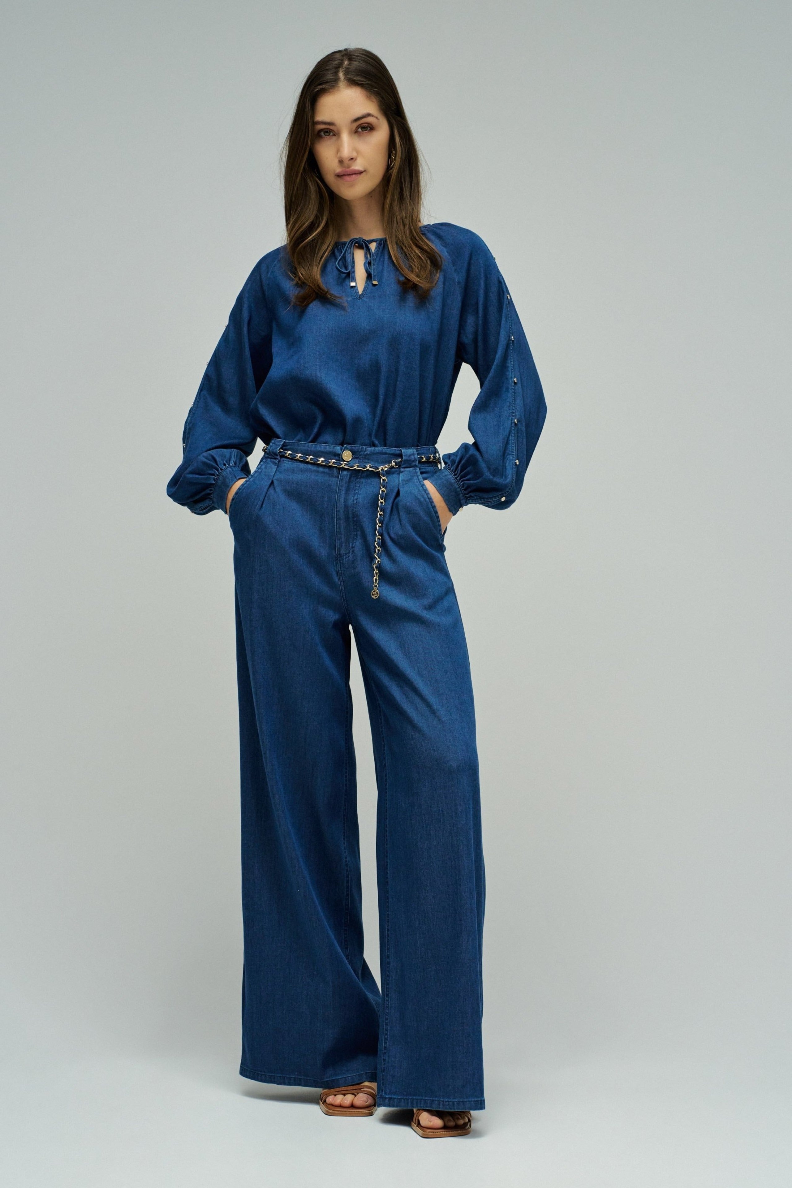 Dettaglio manica camicia in lavaggio scuro