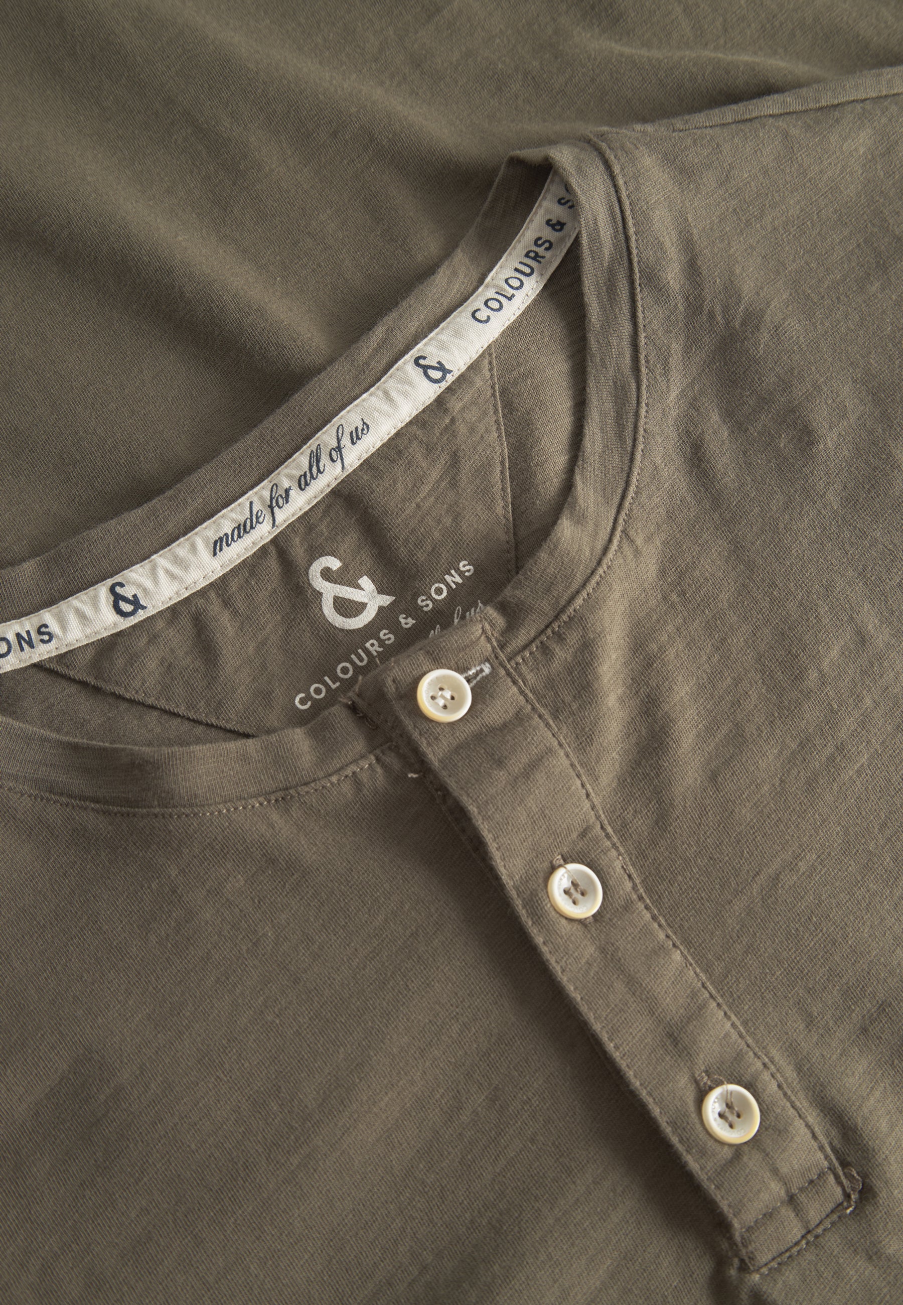 T-shirt Henley - Slub in Olive Colours and Sons   