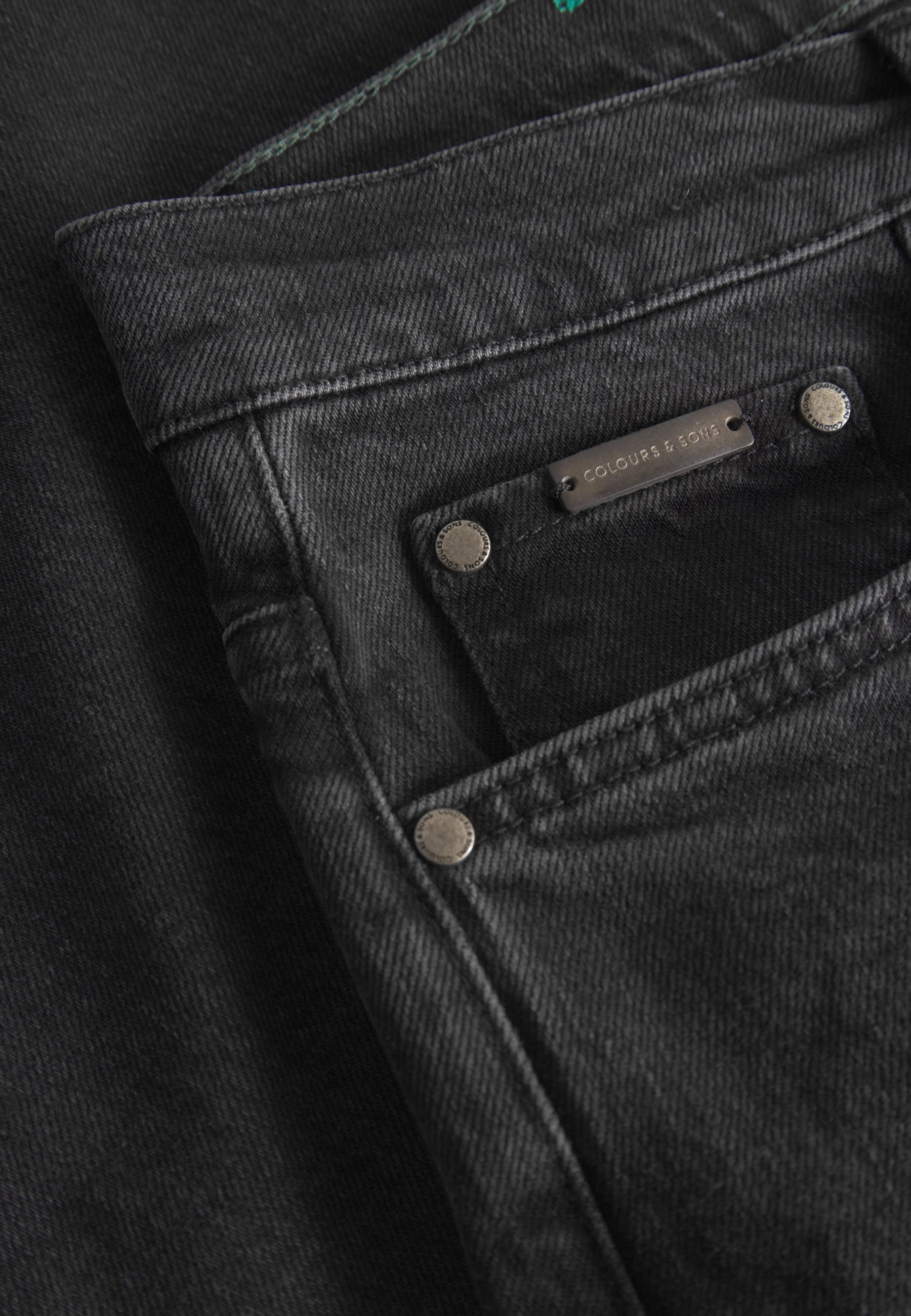 Jeans cropped in denim lavato nero Colours and Sons   