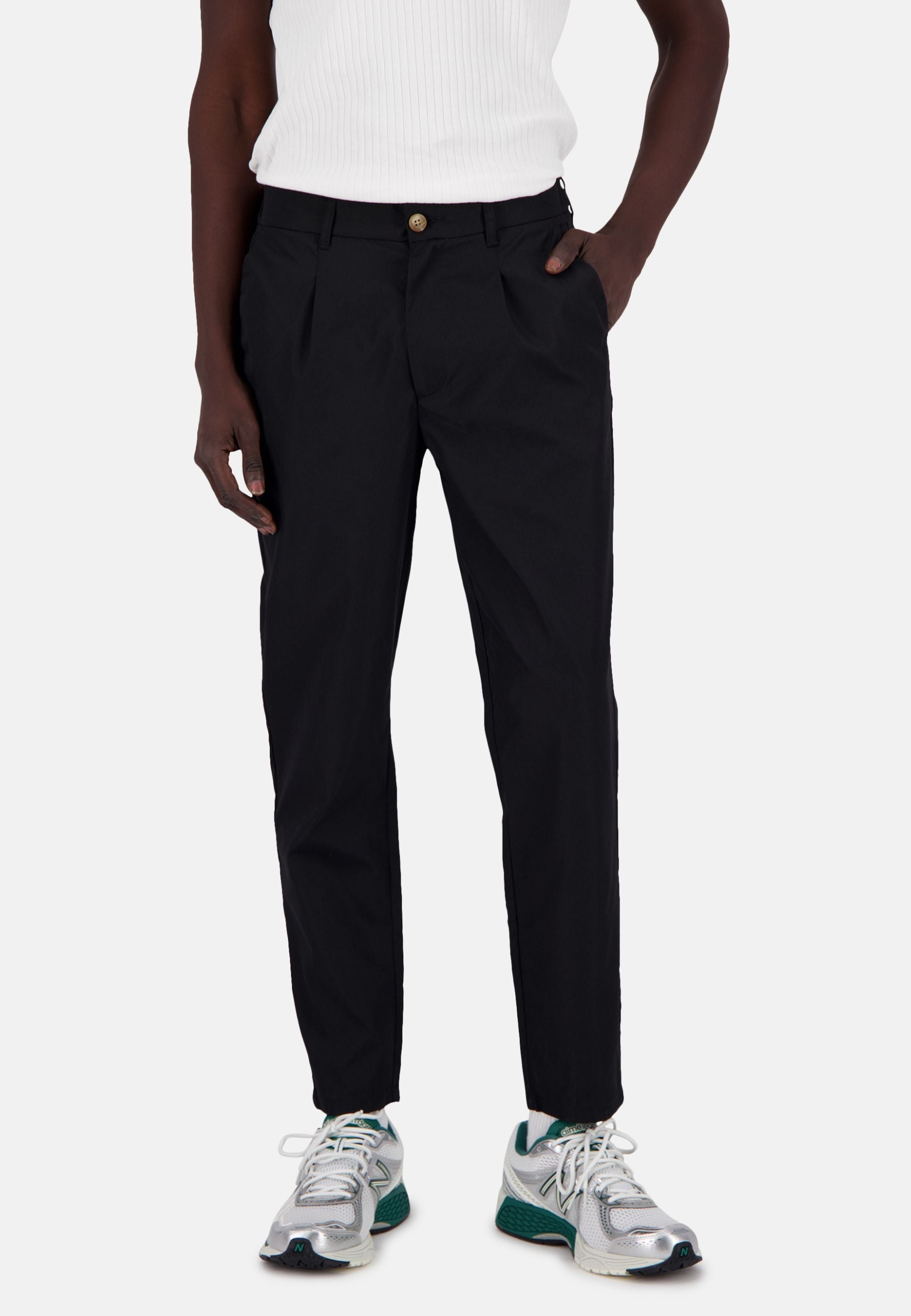Pantaloni con taglio in nero
