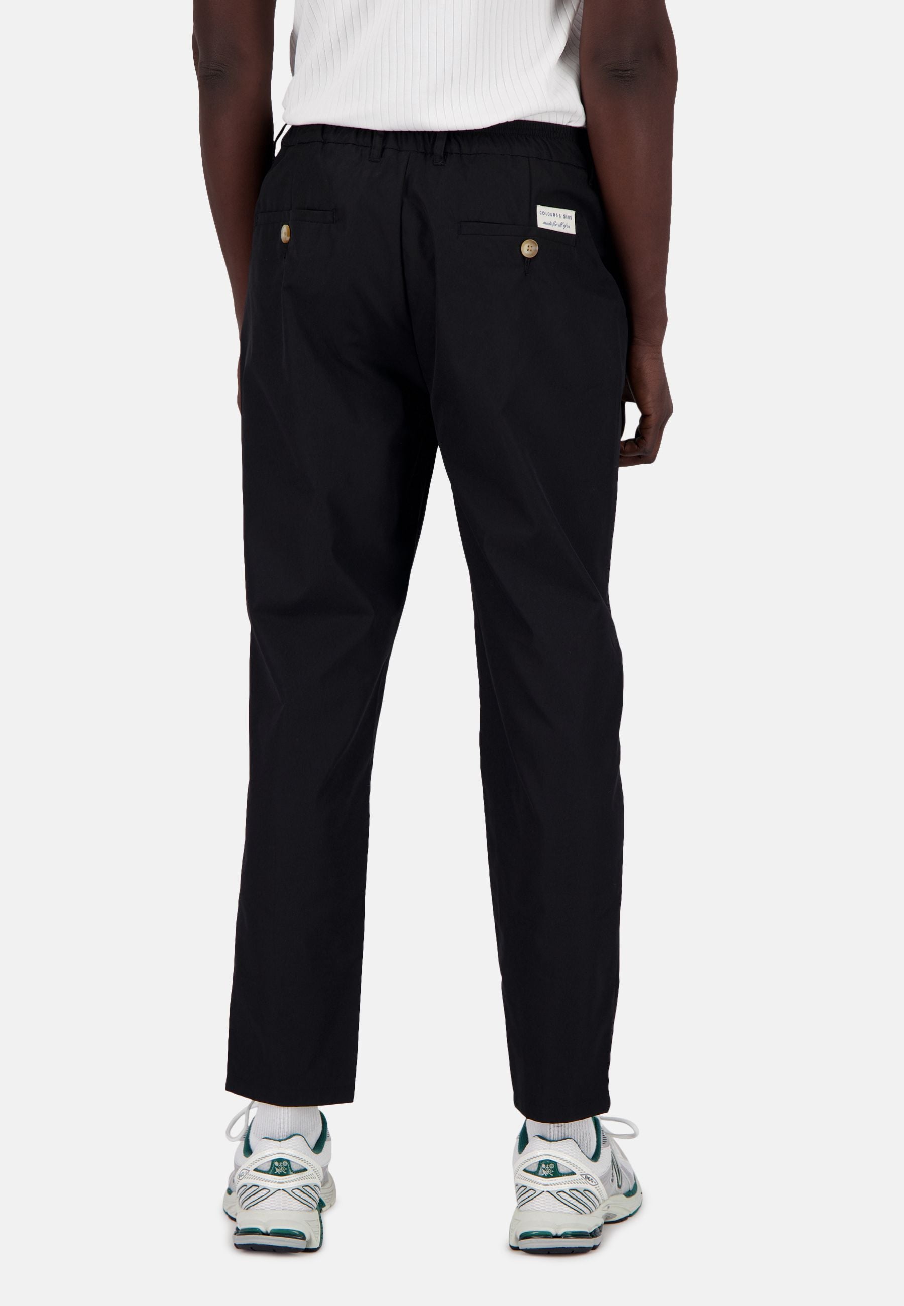 Pantaloni con taglio in nero