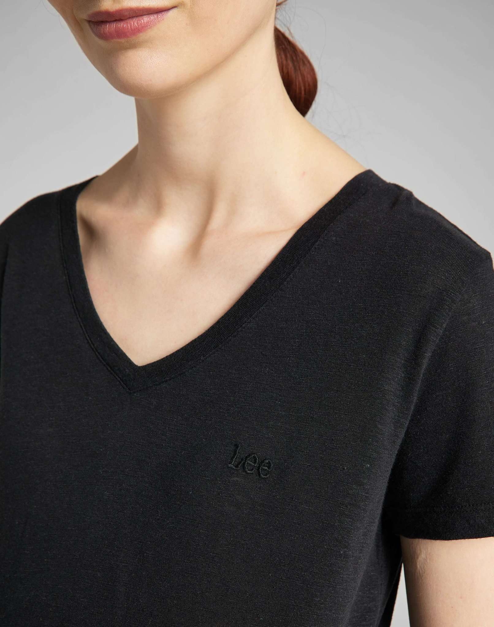 T-shirt con scollo a V in nero Lee   