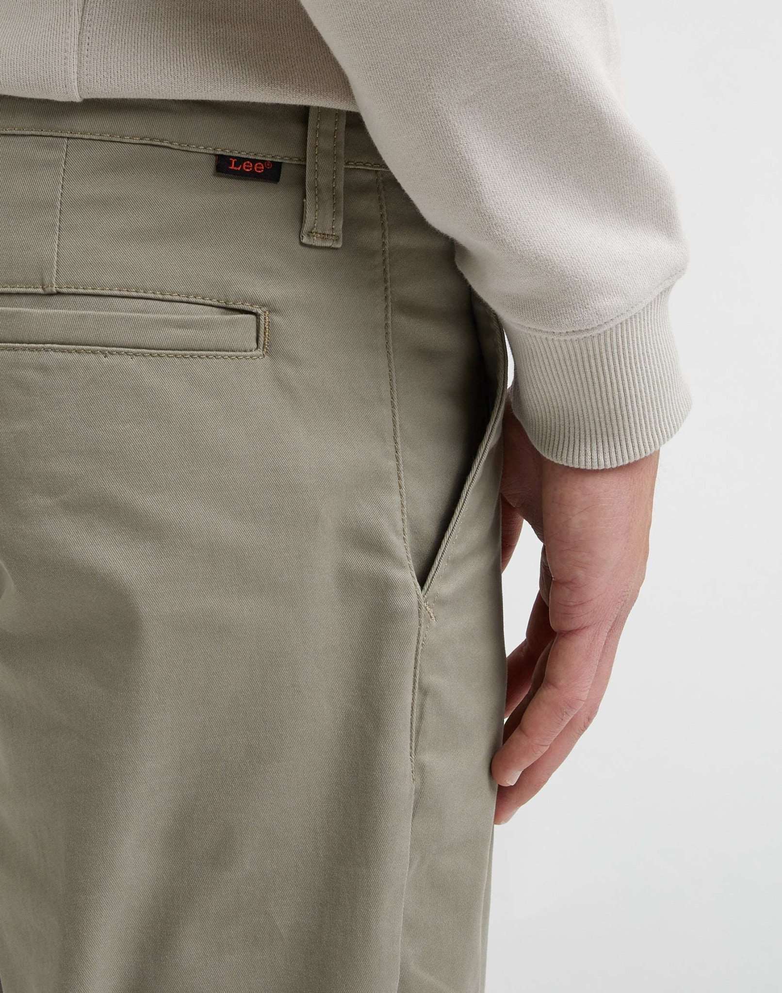 Pantaloni chino regular in Mushroom Lee   