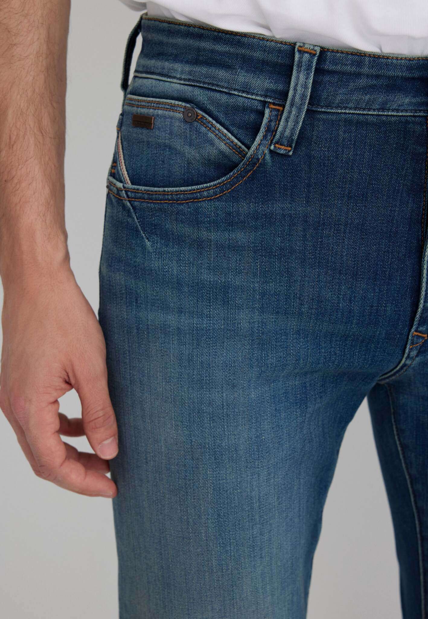 Marcus in Jeans Indigo Ultra Move usati Mavi