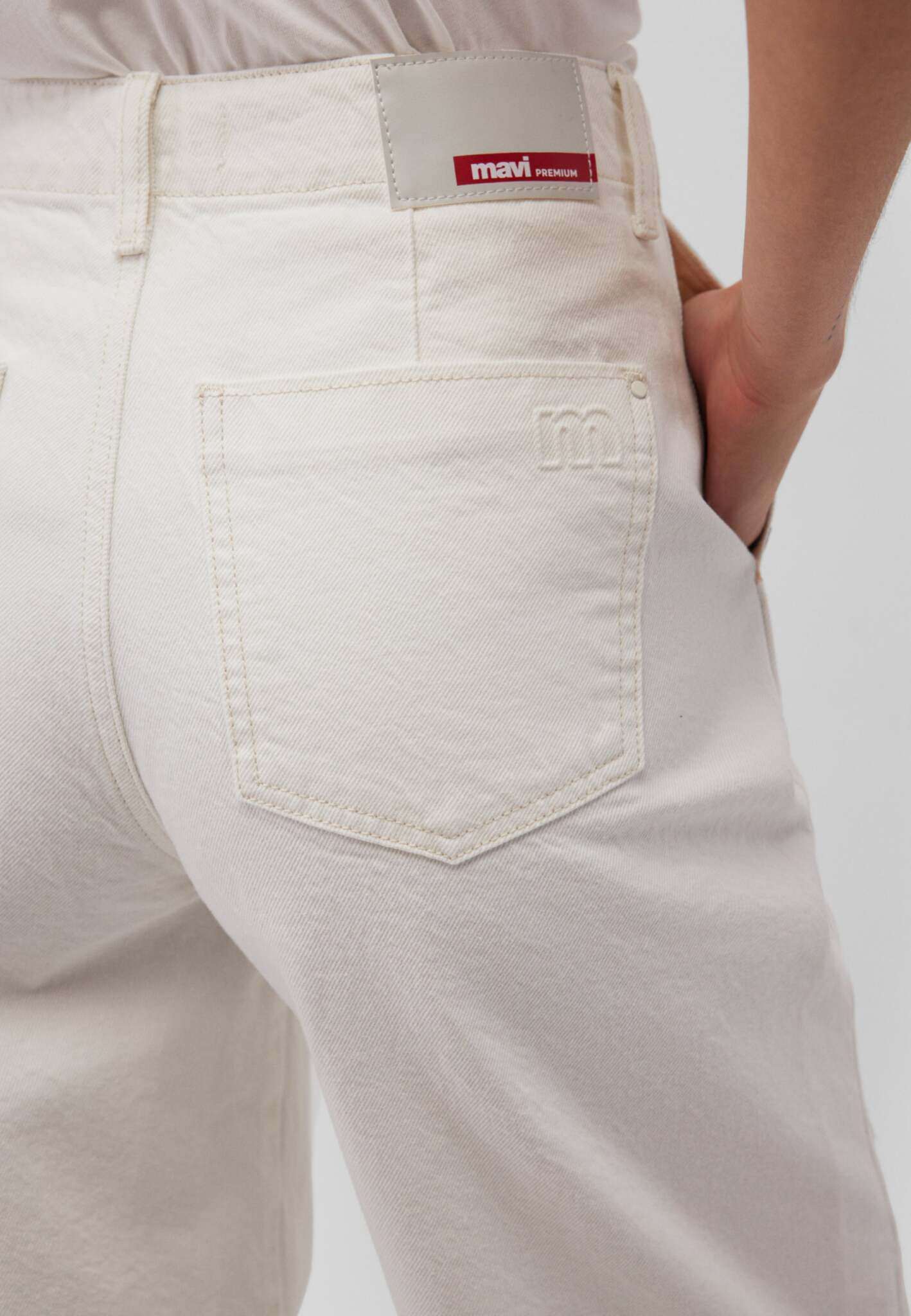 Sakura in jeans off white Mavi