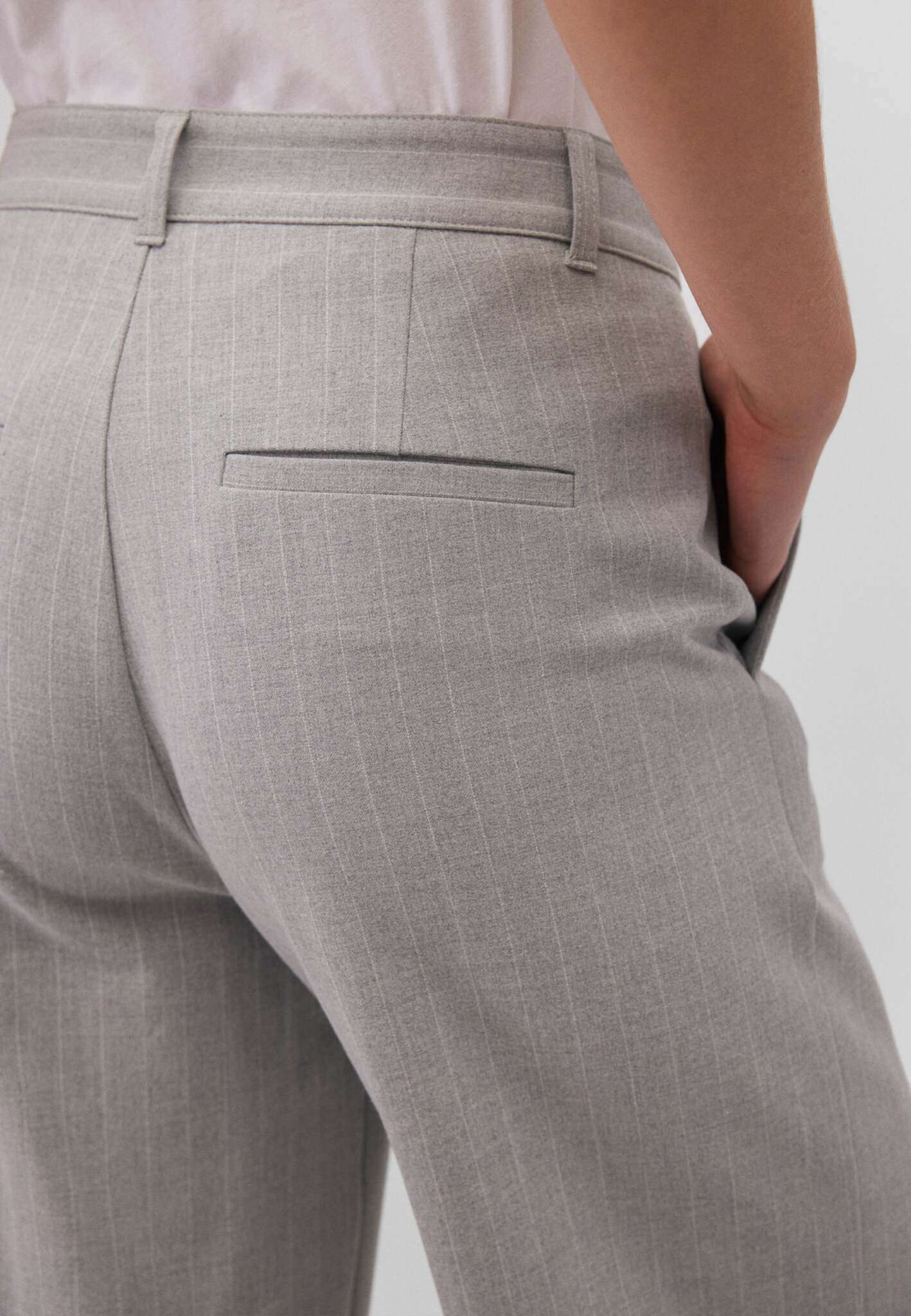 Pantaloni in tessuto a righe grigie Pantaloni Mavi