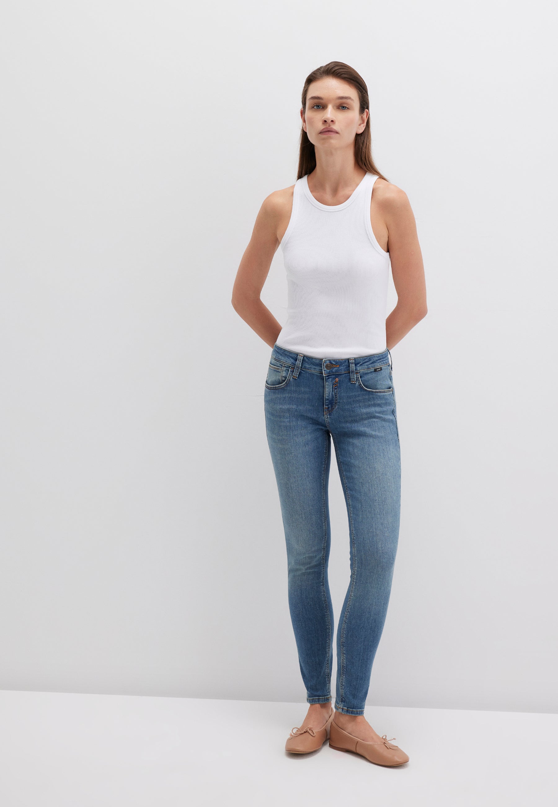 Adriana in jeans Mavi con strass sfumato profondo