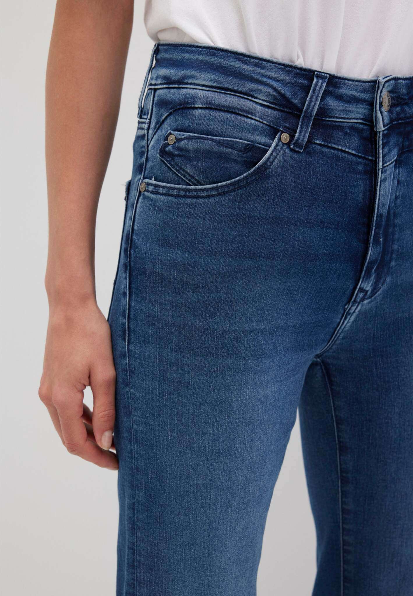 Kendra in Jeans Mavi in satin blu indaco