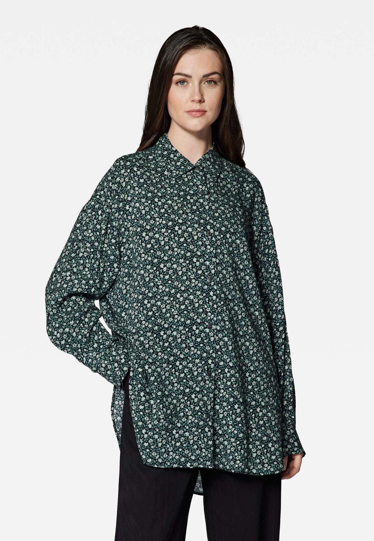 Camicia oversize stampata in nero con stampa a petali Camicie Mavi   