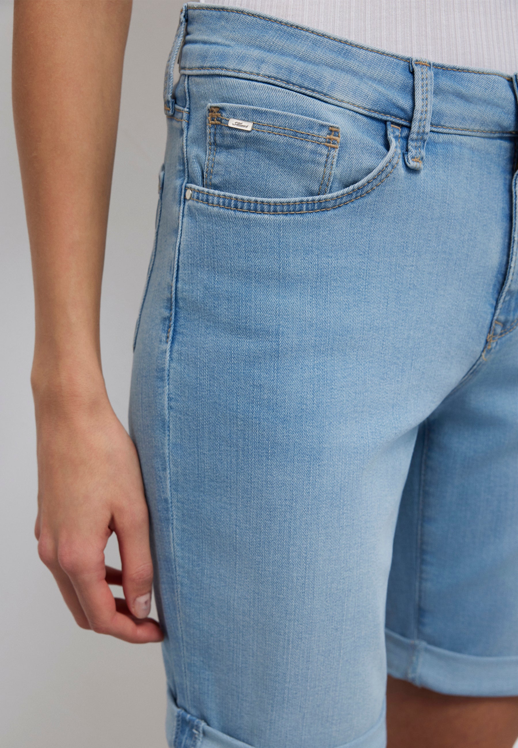 Alexis in pantaloncini di jeans blu scuro e oro Mavi