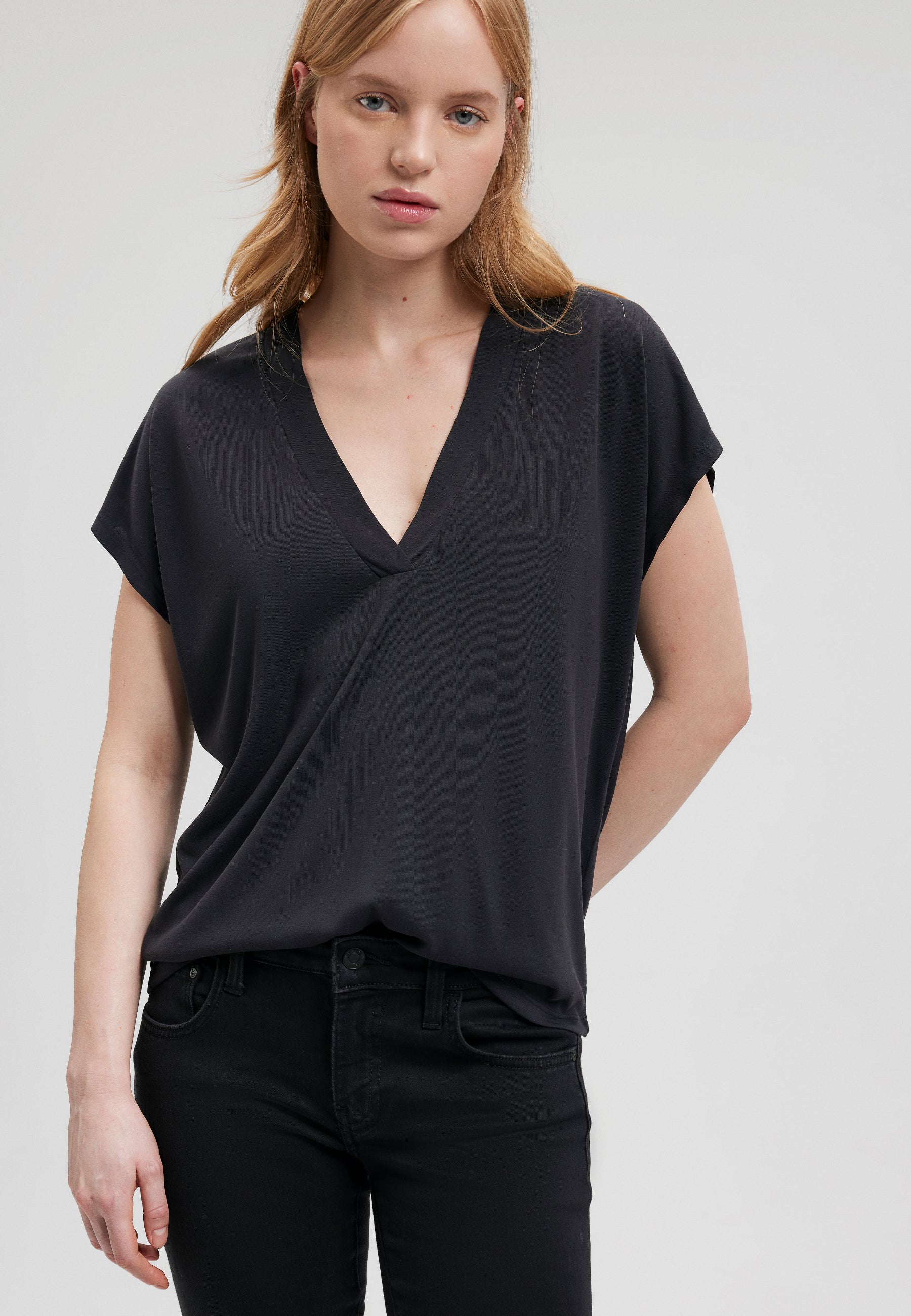 Maglia con scollo a V in nero Magliette Mavi   