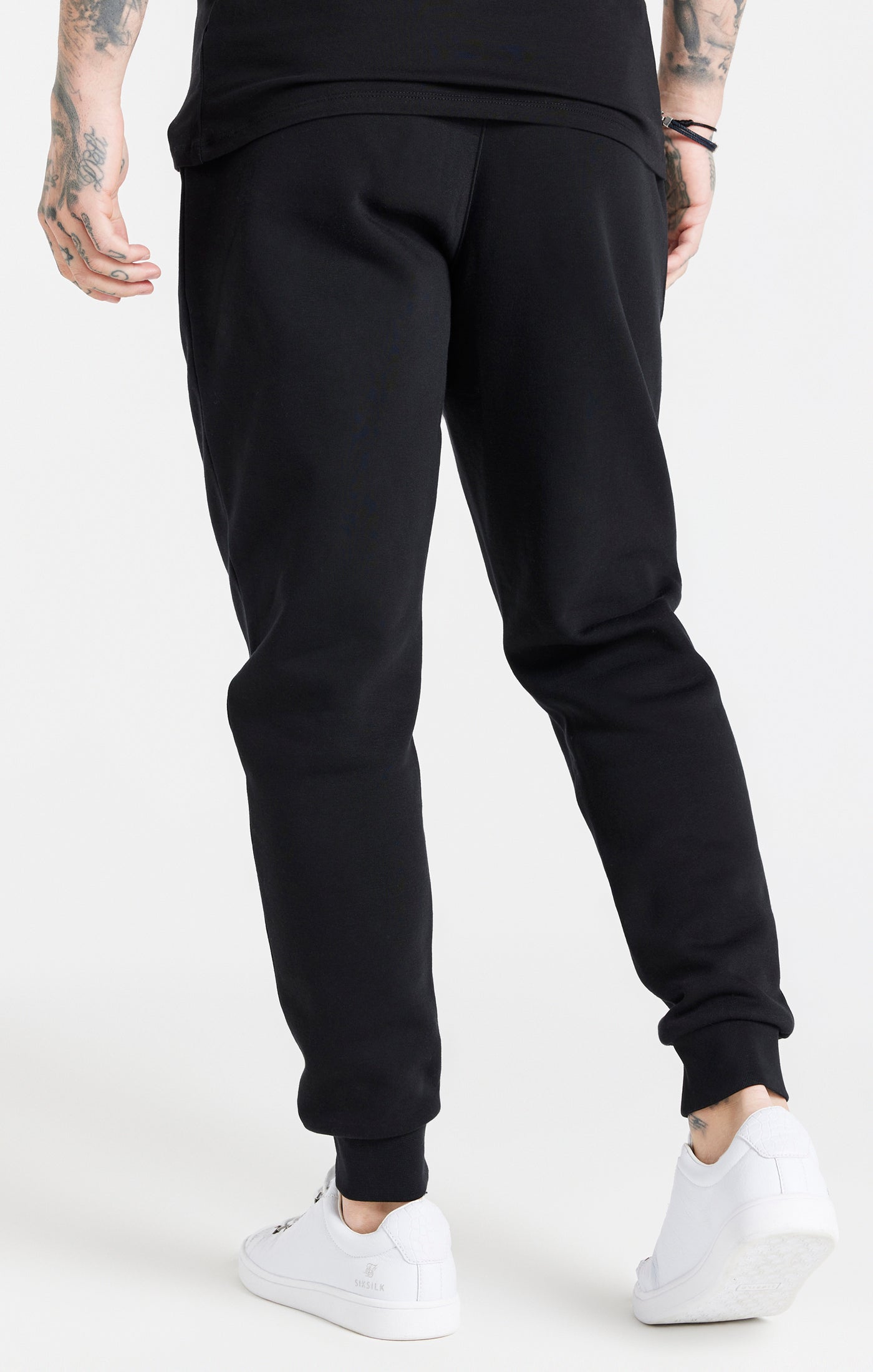 Jogger essenziale con risvolto in pantaloni neri SikSilk   