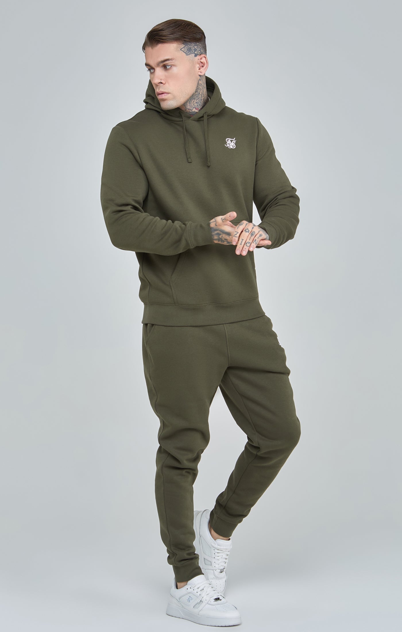 Jogger essenziale con risvolto in pantaloni color kaki SikSilk   