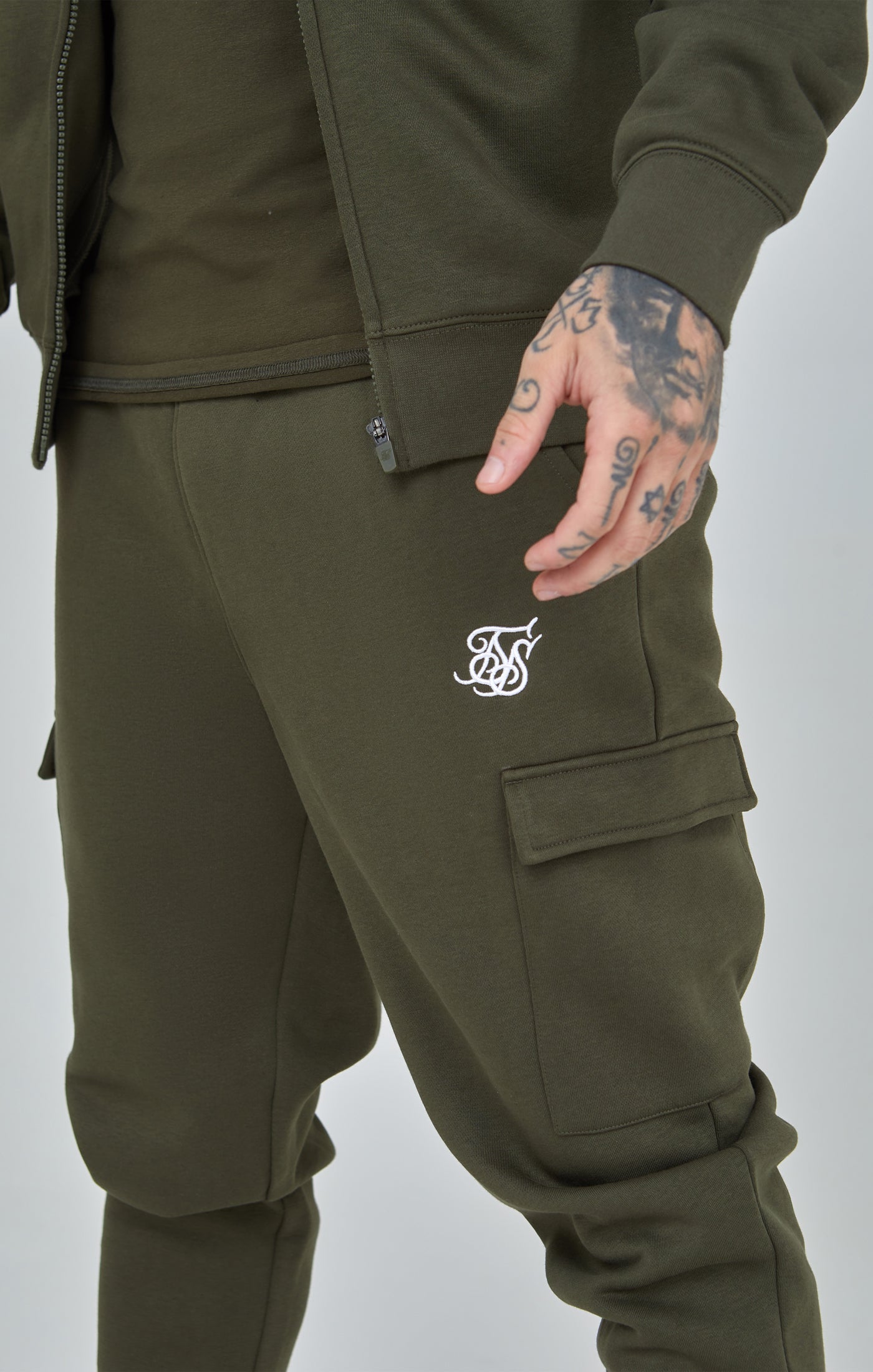 Pantaloni essenziali Cargo Jogger in Khaki SikSilk   