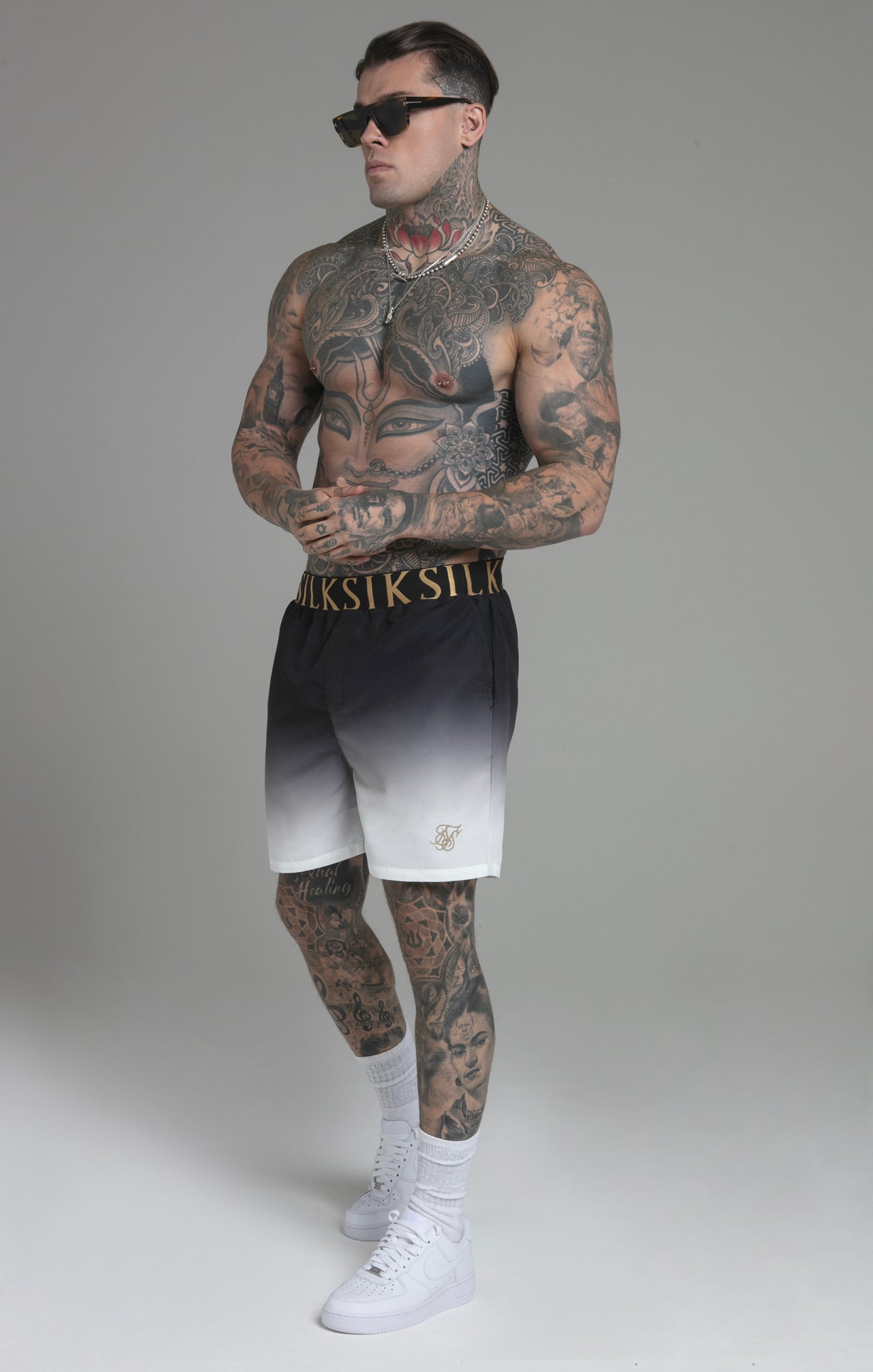 Pantaloncini da bagno Fade in nero, costume da bagno bianco SikSilk   